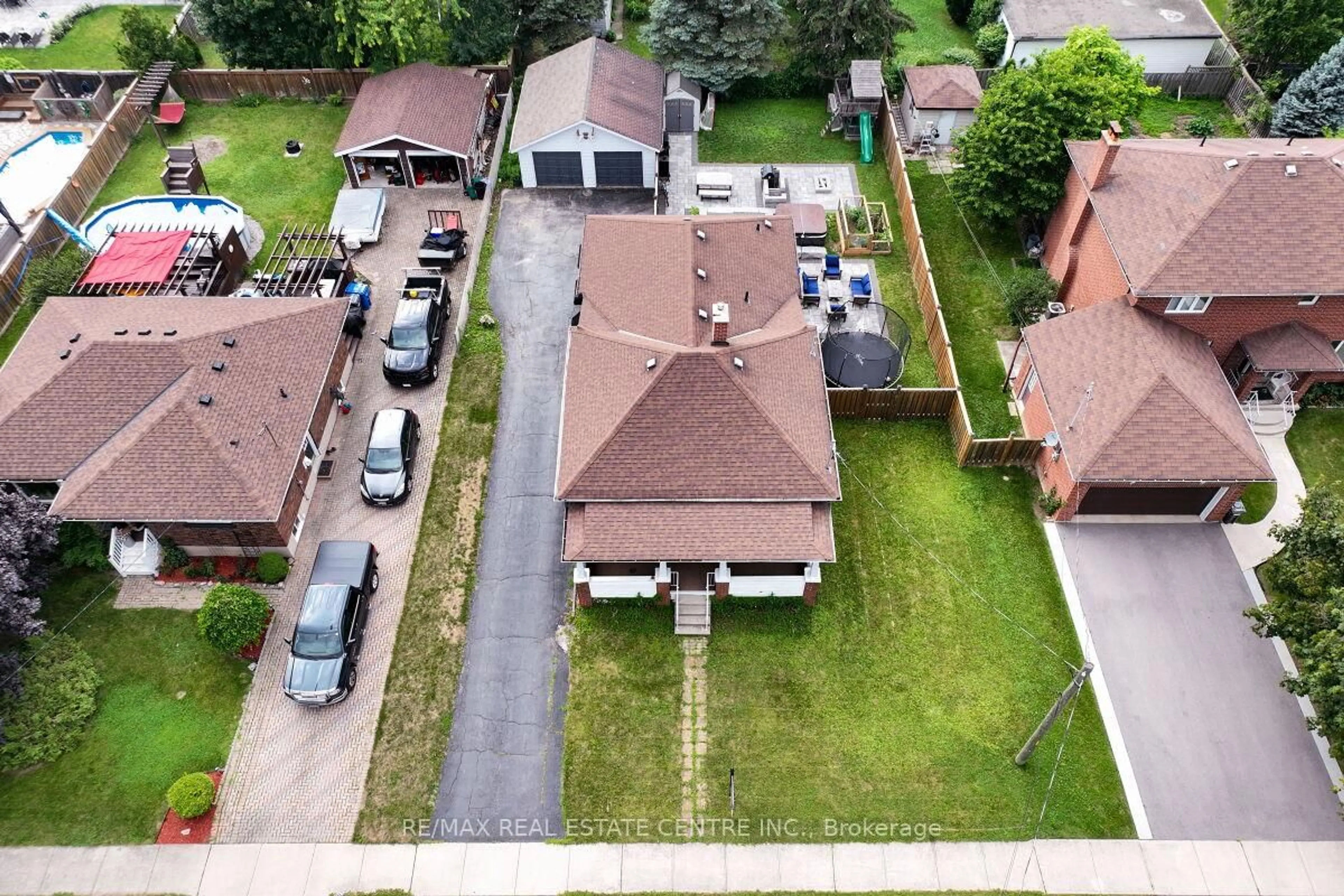 A pic from outside/outdoor area/front of a property/back of a property/a pic from drone, street for 33 MILES St, Milton Ontario L9T 1E5