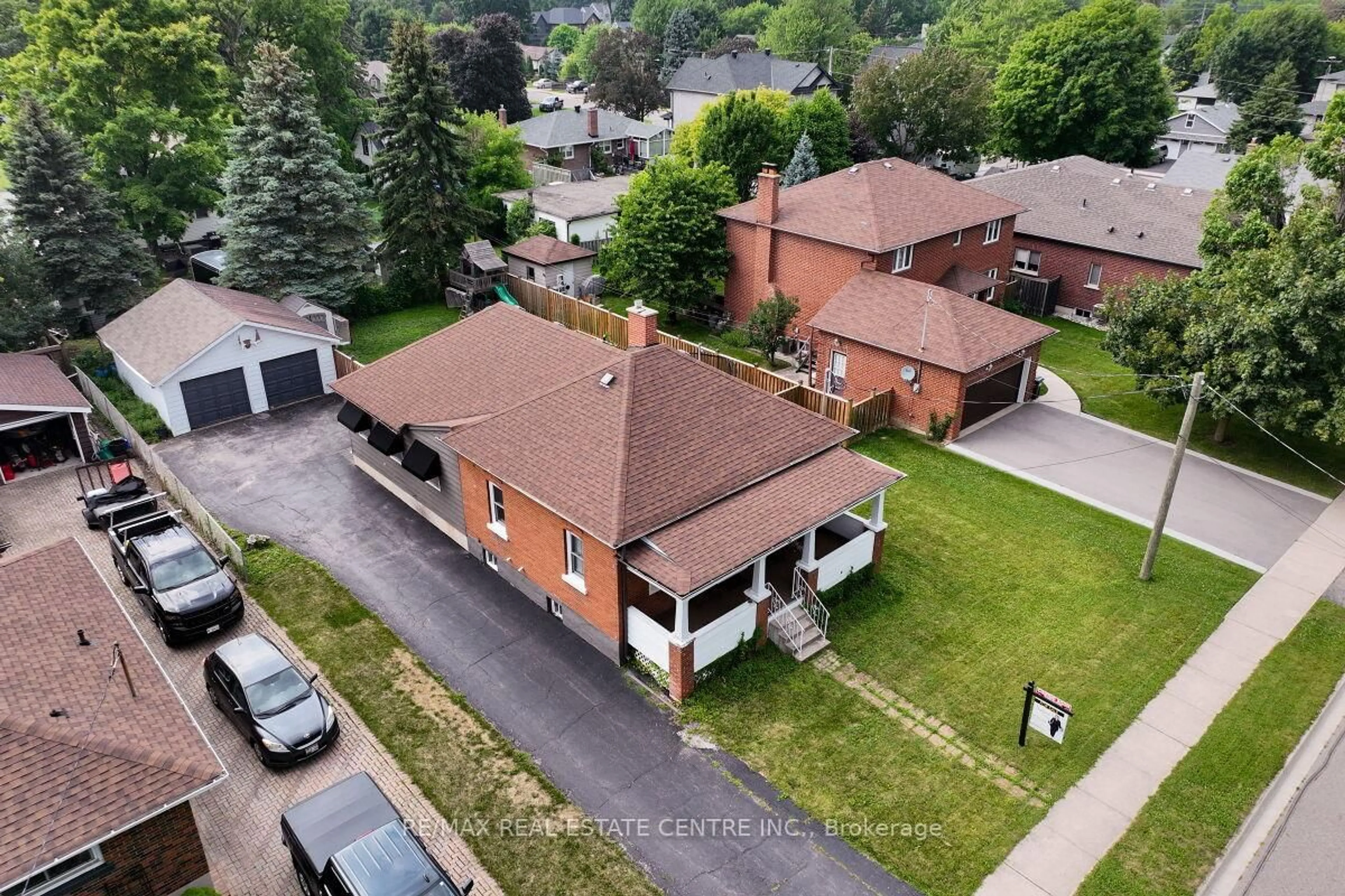 A pic from outside/outdoor area/front of a property/back of a property/a pic from drone, street for 33 MILES St, Milton Ontario L9T 1E5