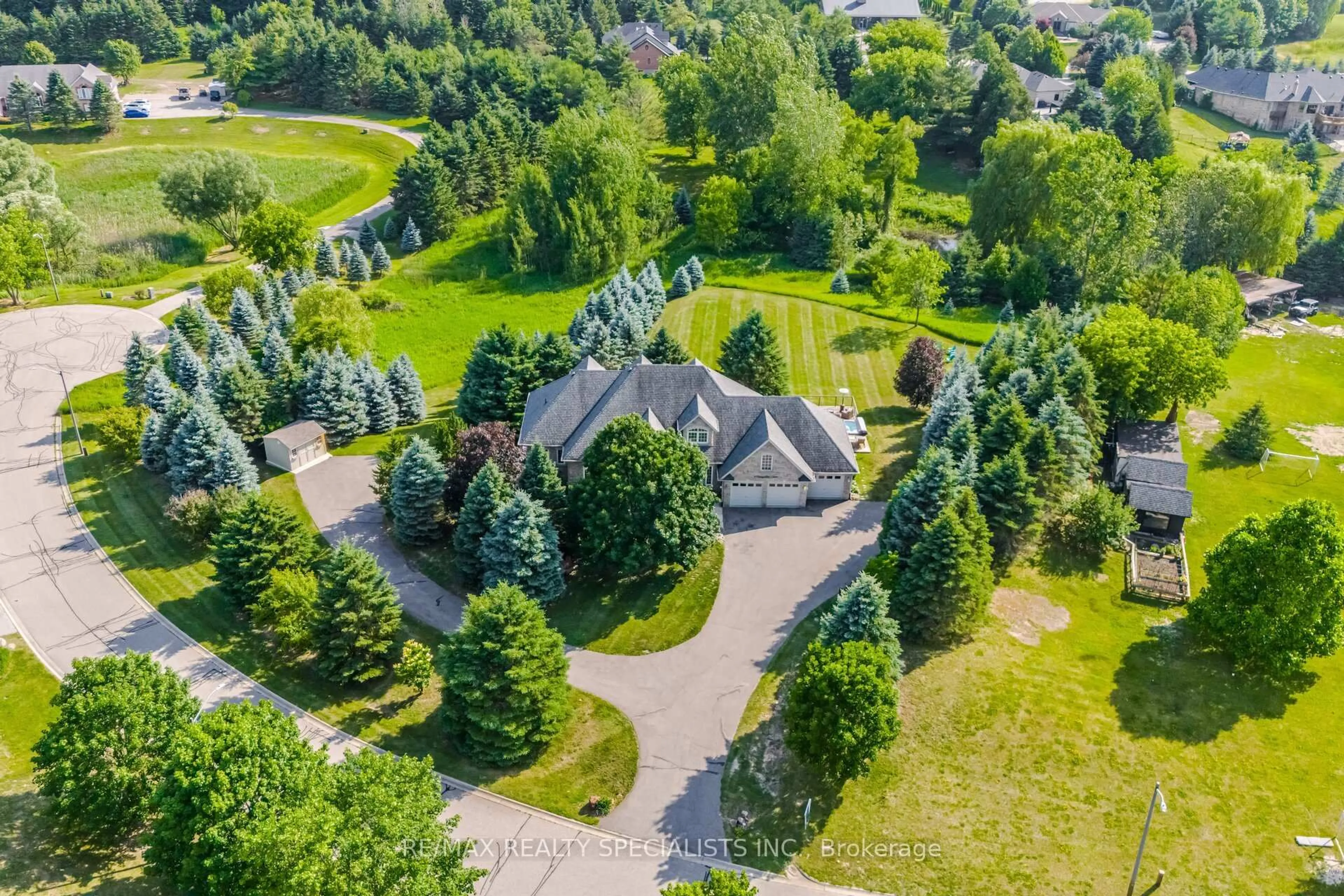 A pic from outside/outdoor area/front of a property/back of a property/a pic from drone, unknown for 4 Tranquility Crt, Caledon Ontario L7E 3R7
