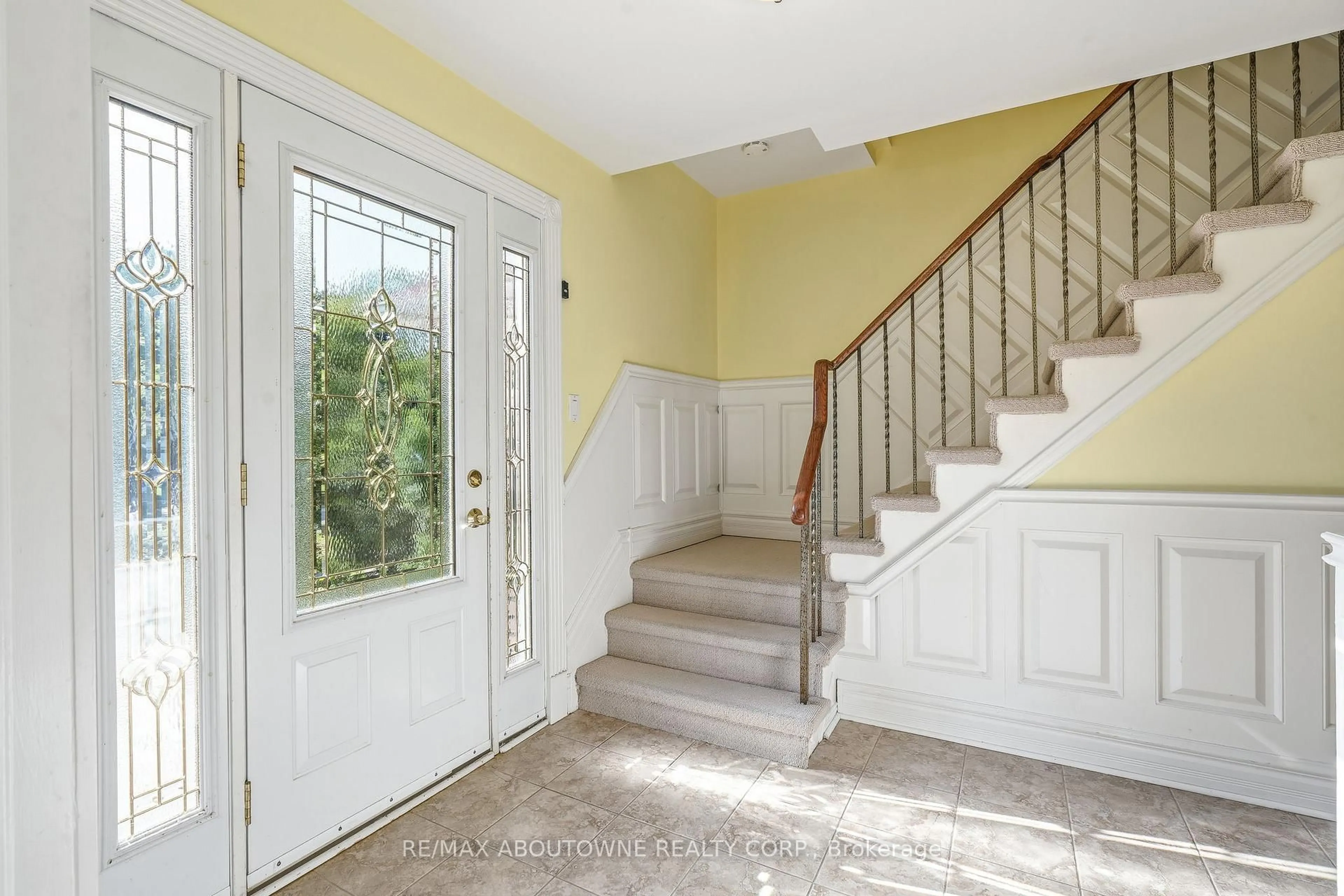 Indoor entryway for 1177 Grand Blvd, Oakville Ontario L6H 2V2