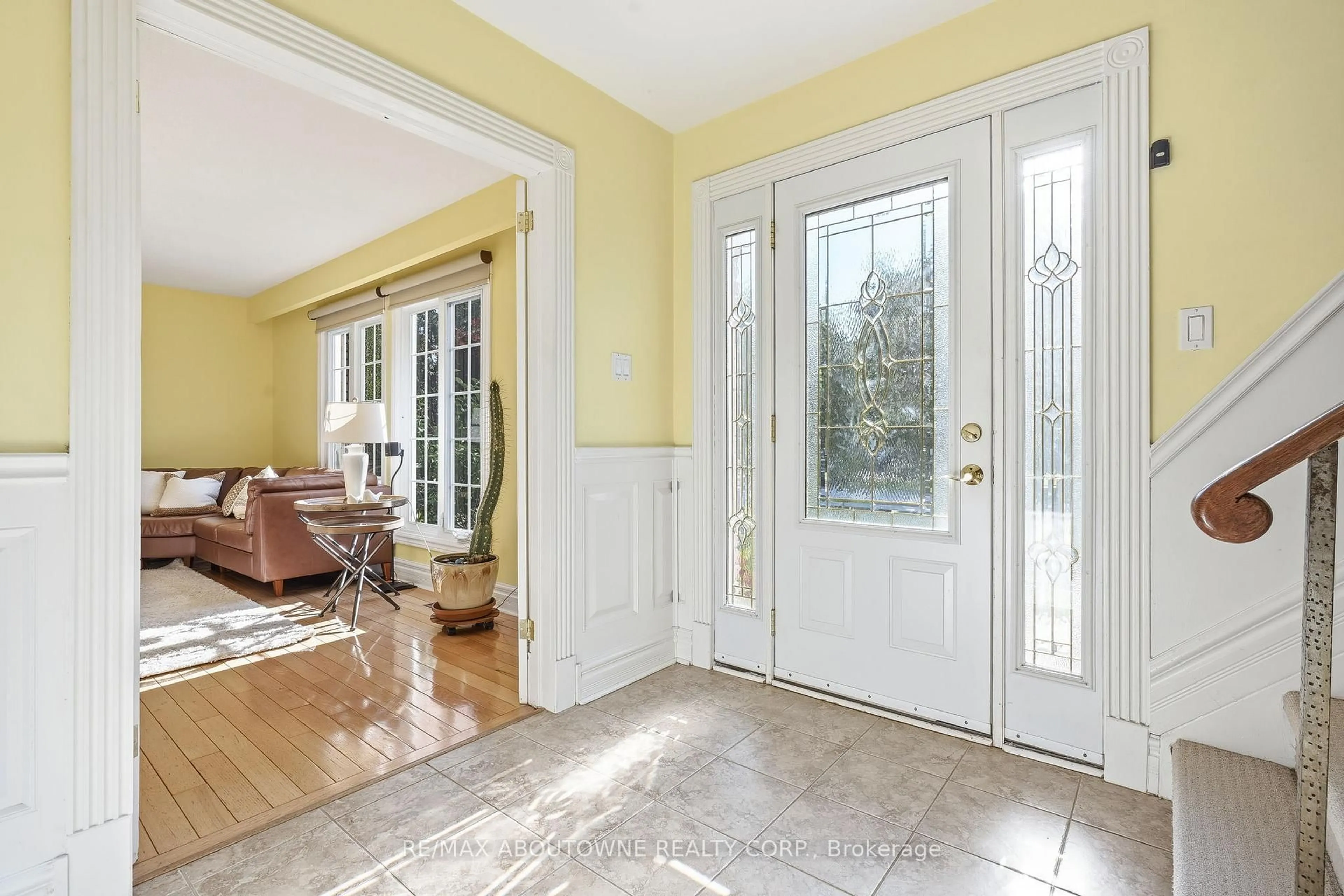 Indoor entryway for 1177 Grand Blvd, Oakville Ontario L6H 2V2