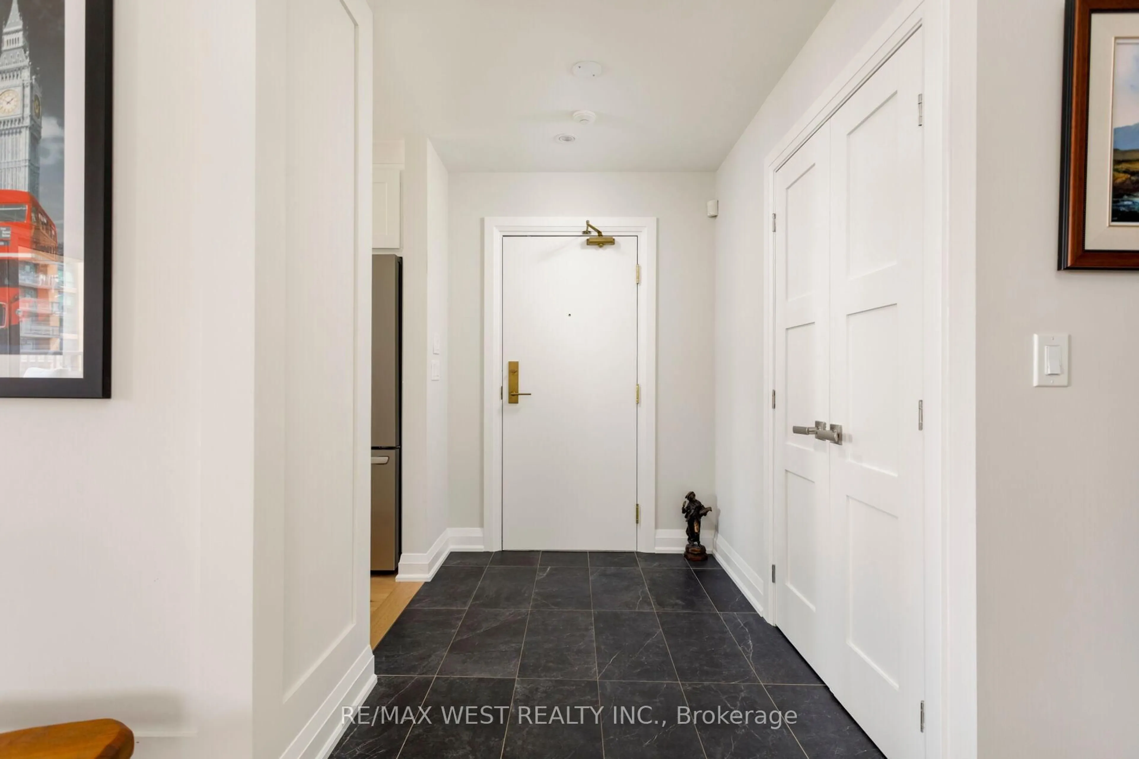 Indoor entryway for 399 Elizabeth St #905, Burlington Ontario L7R 0A4