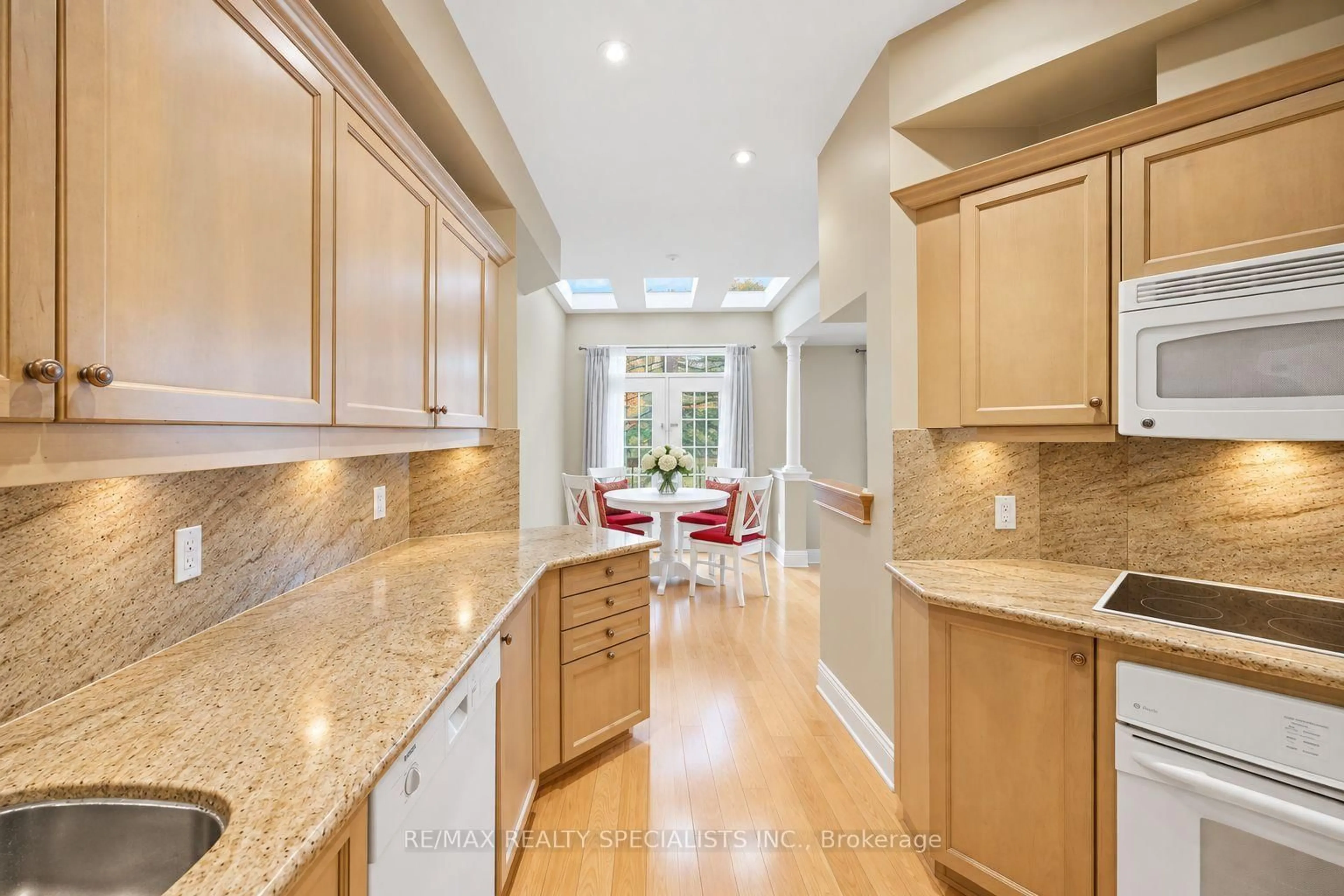 Open concept kitchen, ceramic/tile floor for 2000 The Collegeway #35, Mississauga Ontario L5L 5Y9