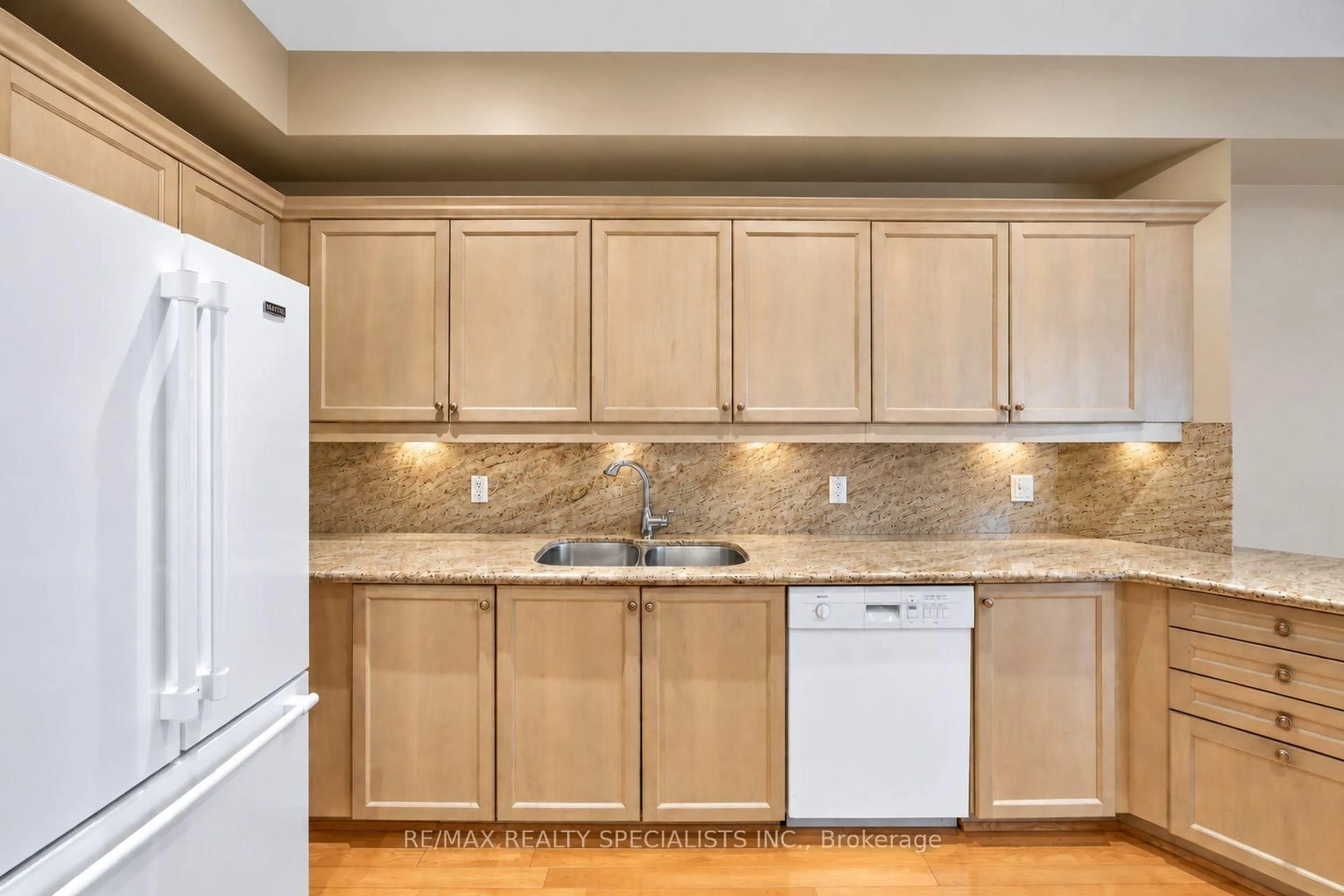 Standard kitchen, ceramic/tile floor for 2000 The Collegeway #35, Mississauga Ontario L5L 5Y9