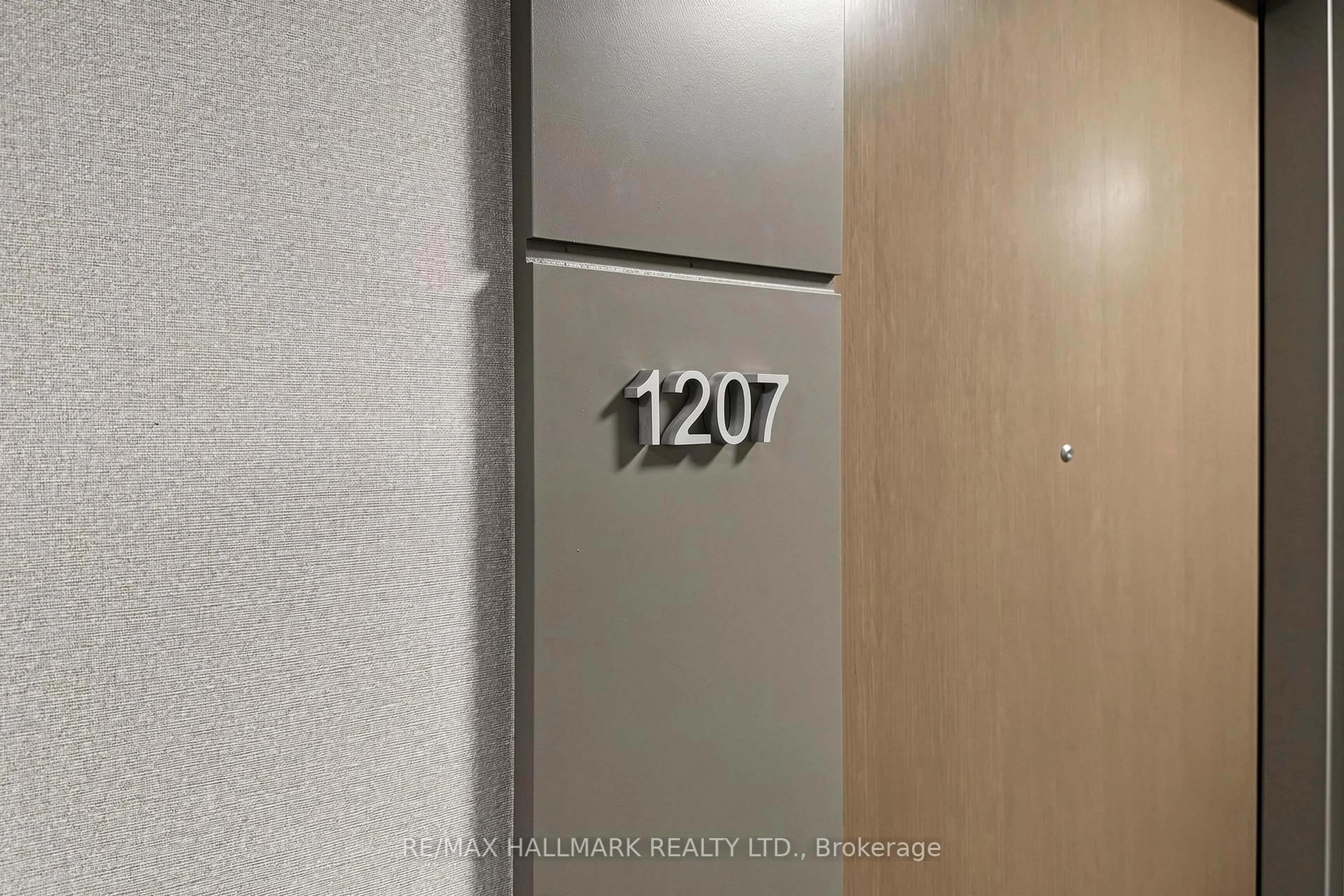 Indoor foyer for 10 Wilby Cres #1207, Toronto Ontario M9N 0B6