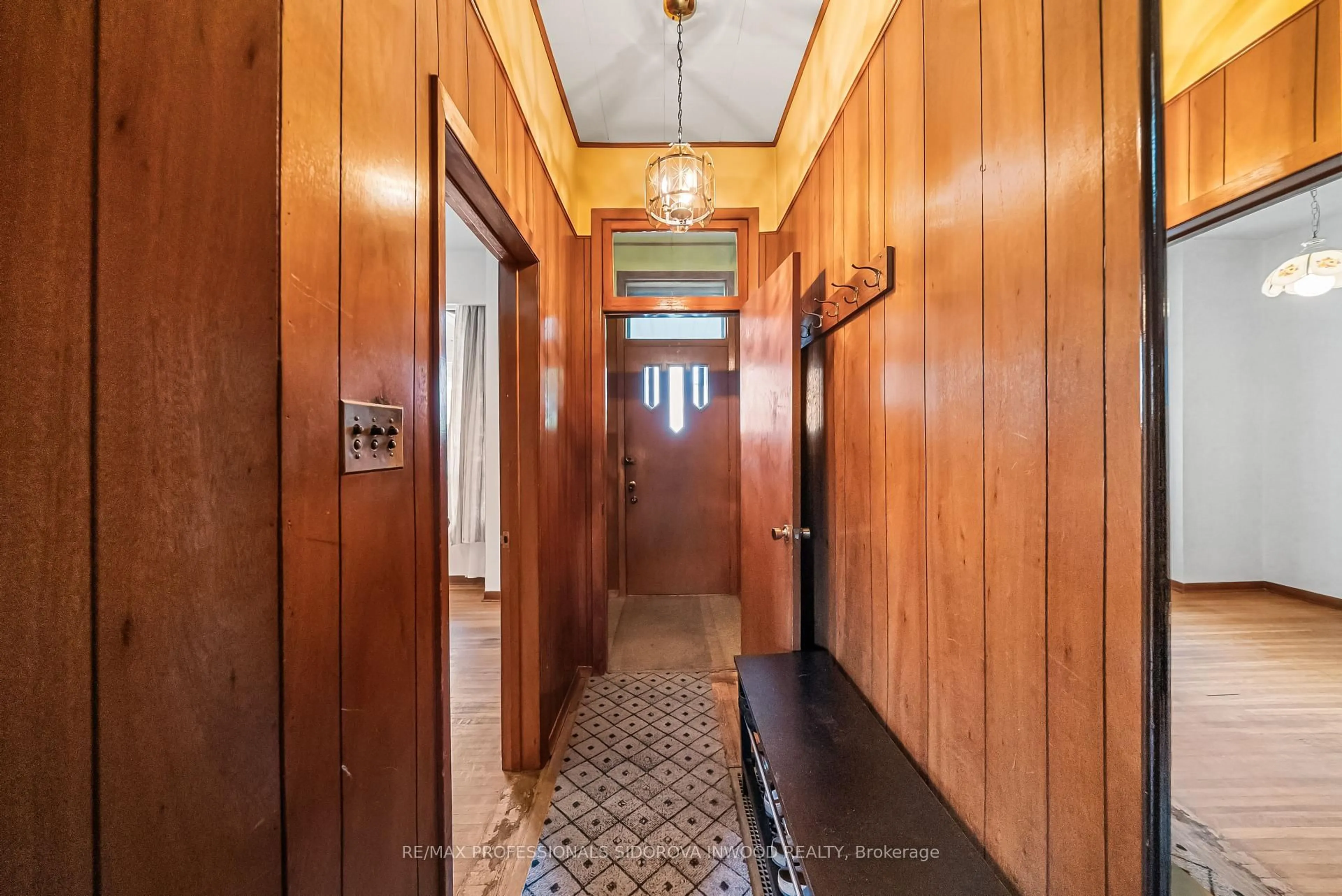 Indoor foyer for 44 Golden Ave, Toronto Ontario M6R 2J4