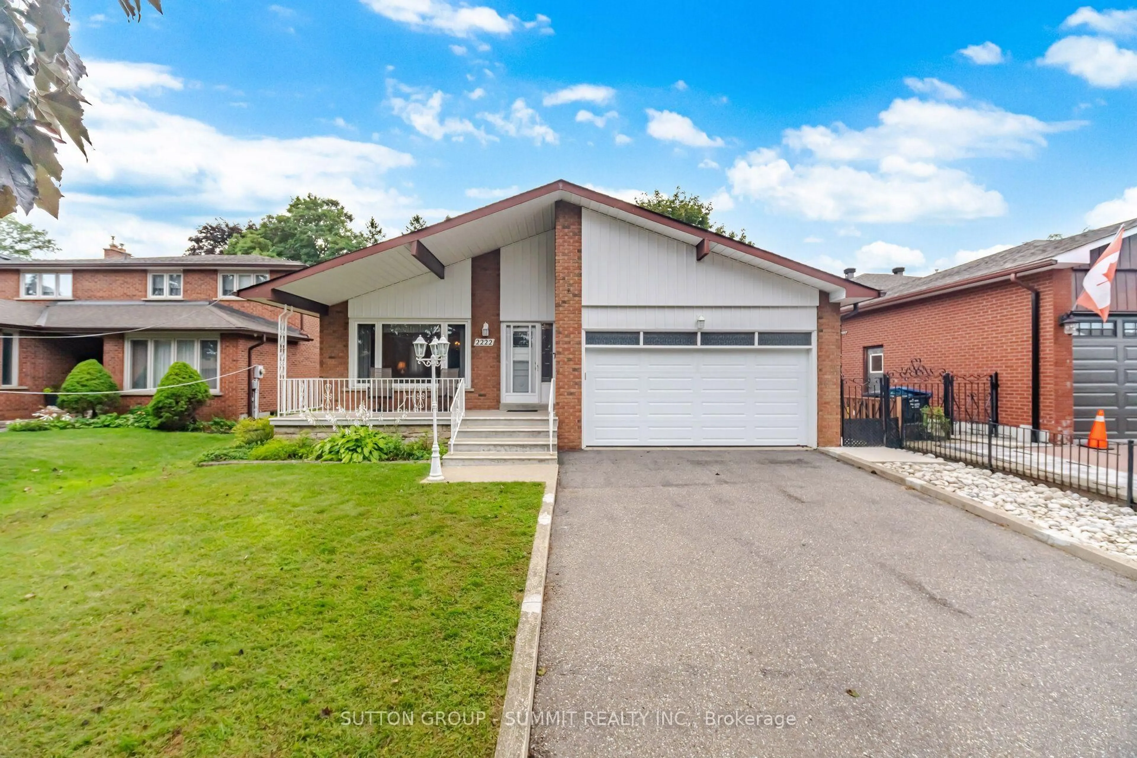 Home with brick exterior material, street for 2222 FLORIAN Rd, Mississauga Ontario L5A 2M4