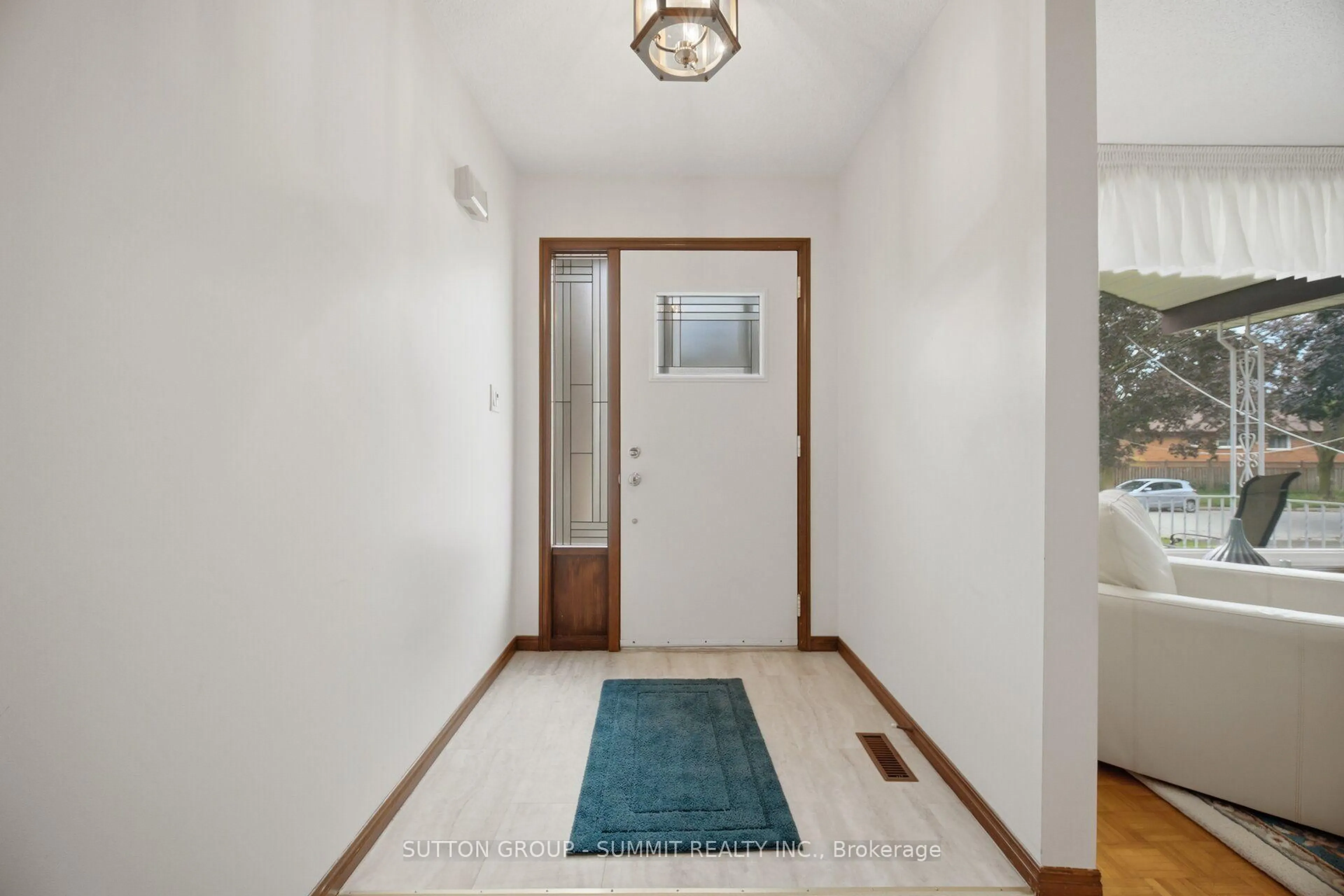 Indoor foyer for 2222 FLORIAN Rd, Mississauga Ontario L5A 2M4