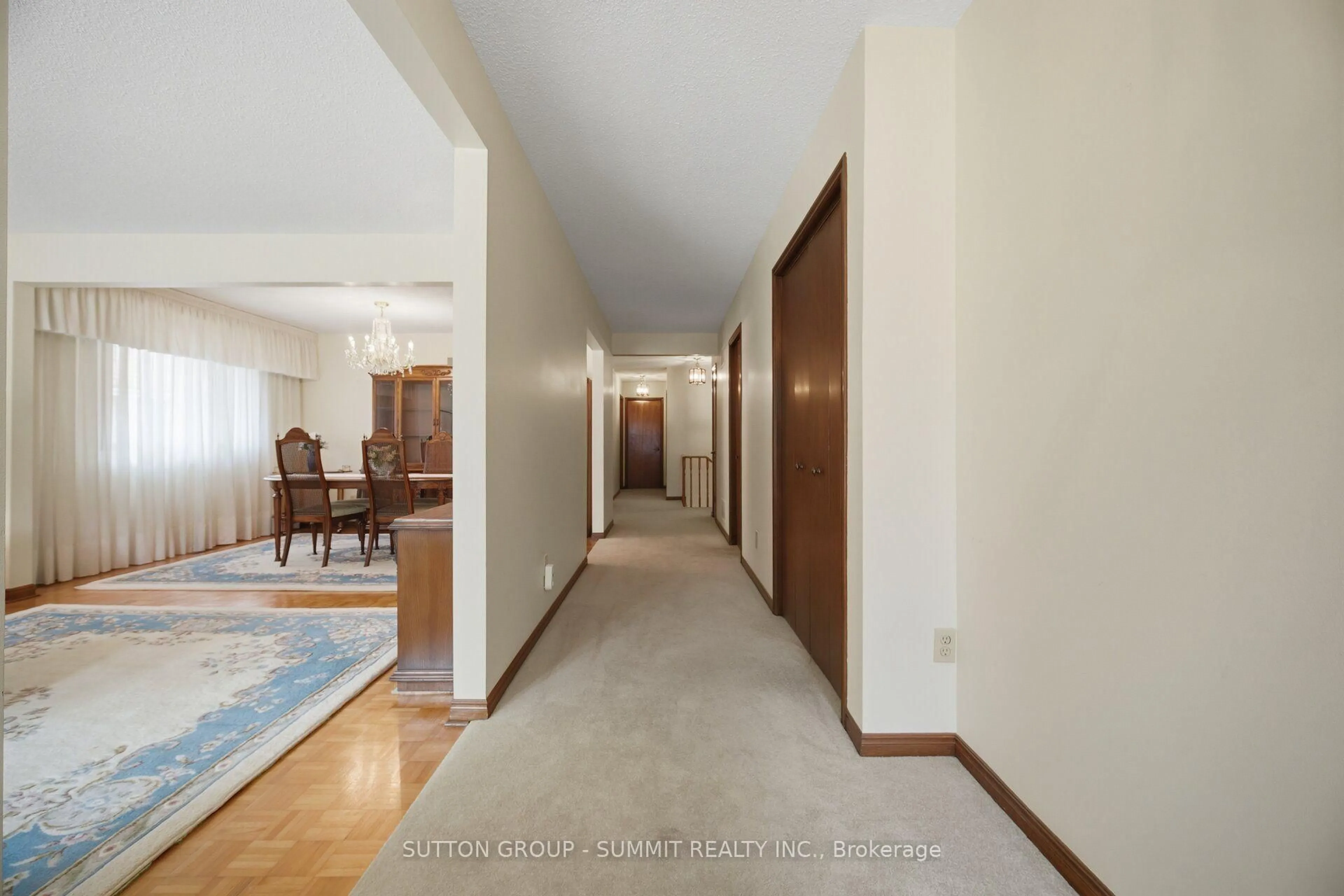 Indoor foyer for 2222 FLORIAN Rd, Mississauga Ontario L5A 2M4