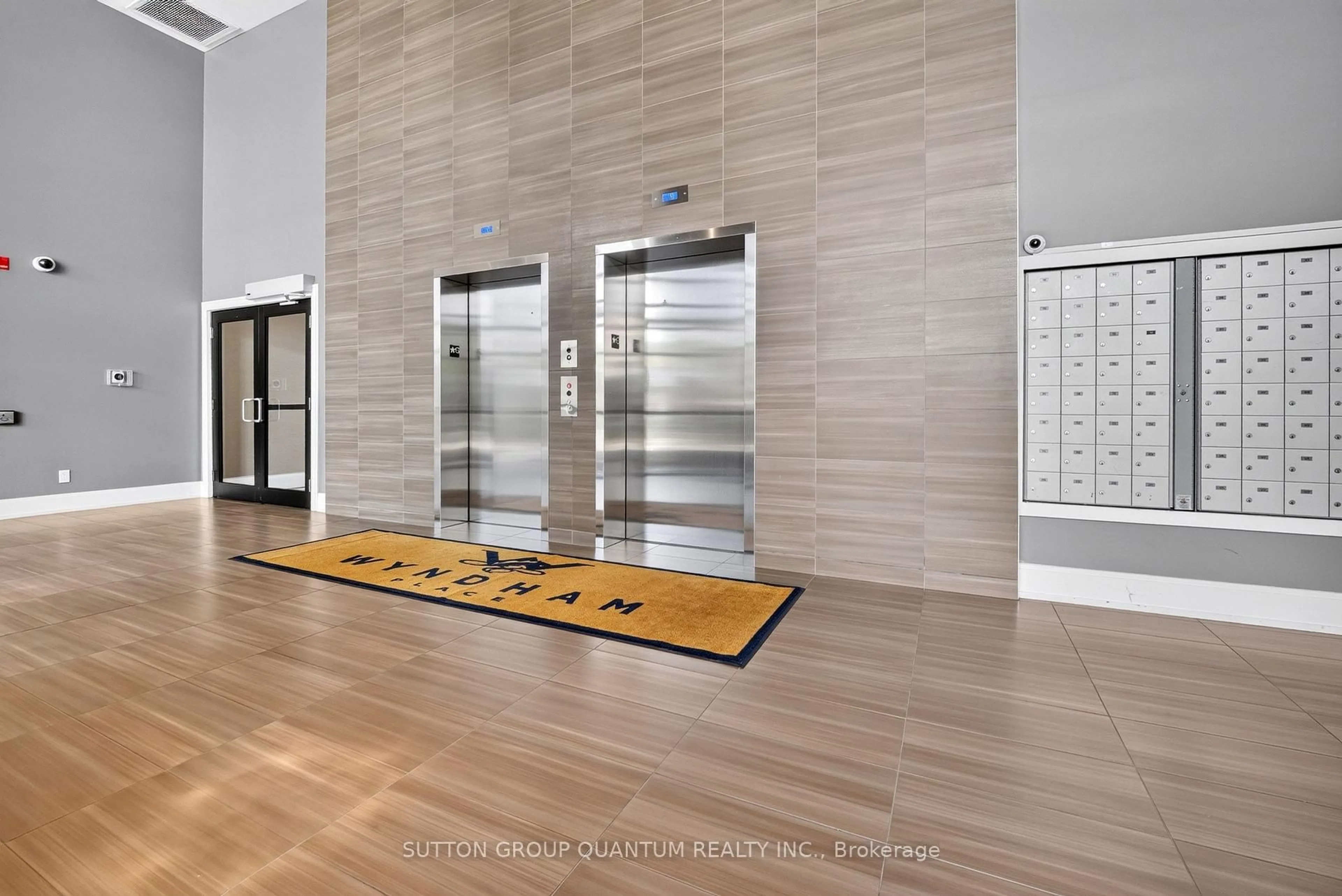 Indoor foyer for 128 Garden Dr #214, Oakville Ontario L6K 0H7