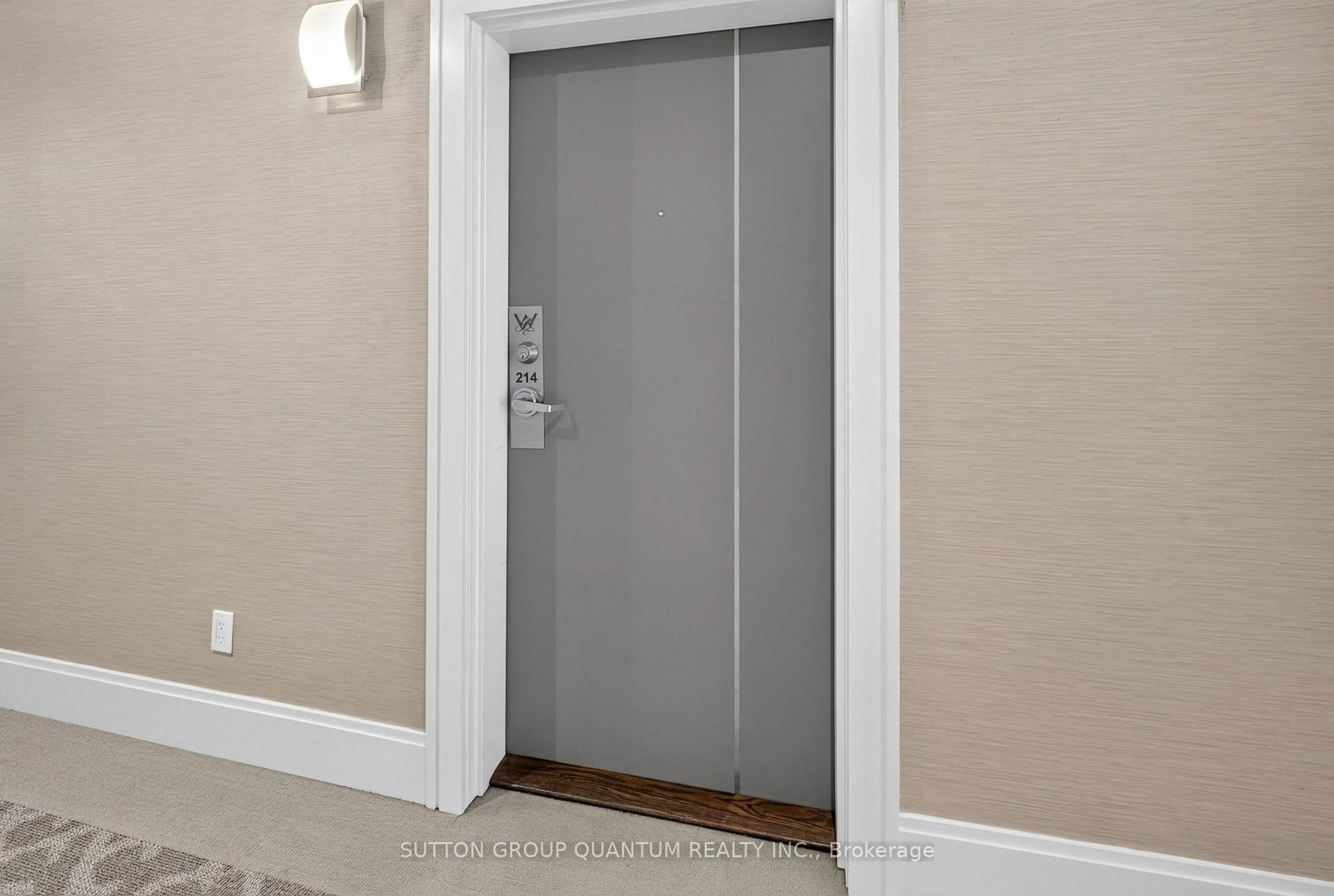 Indoor entryway for 128 Garden Dr #214, Oakville Ontario L6K 0H7