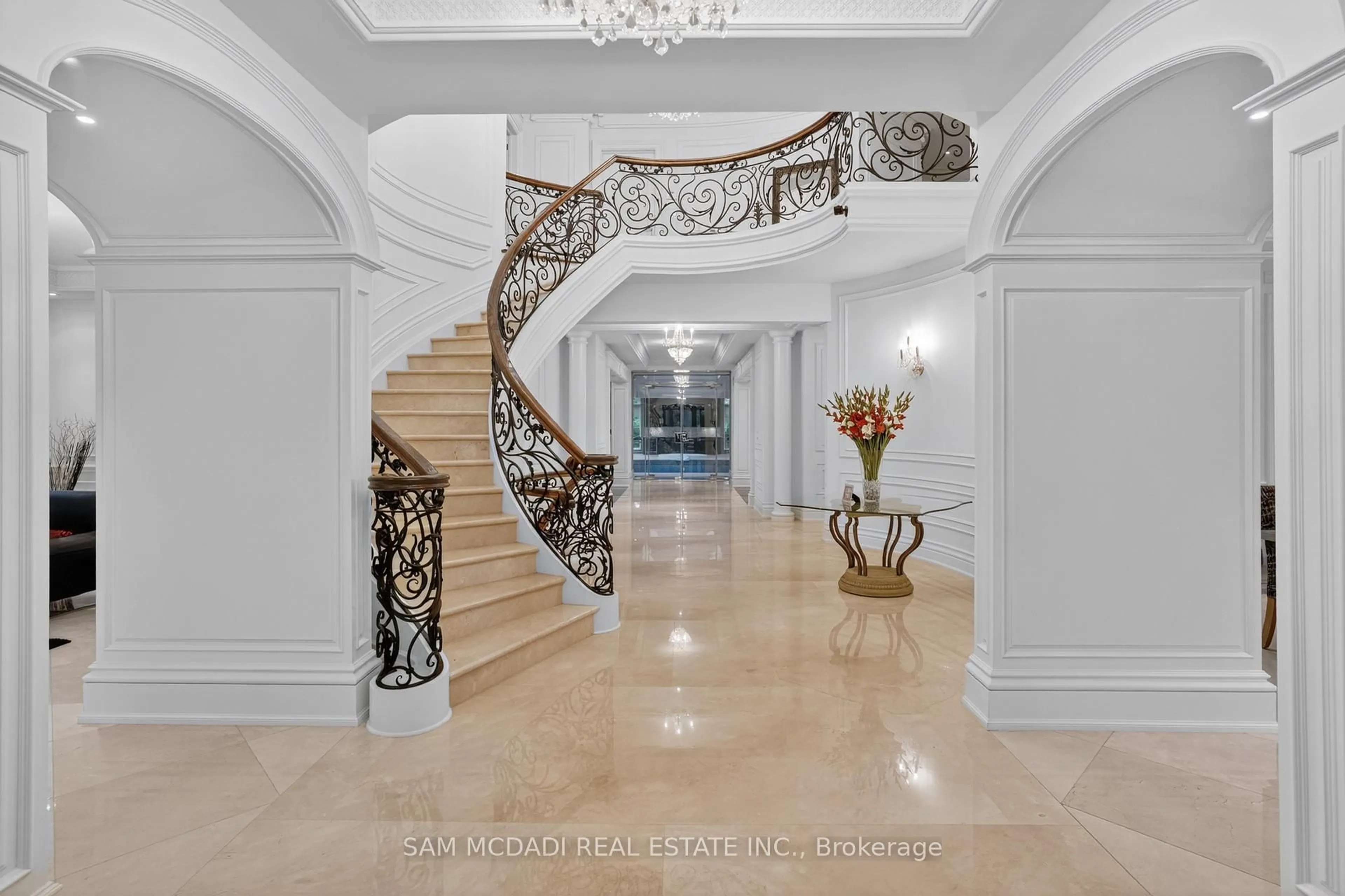 Indoor foyer for 432 Bob-O-Link Rd, Mississauga Ontario L5J 2P2