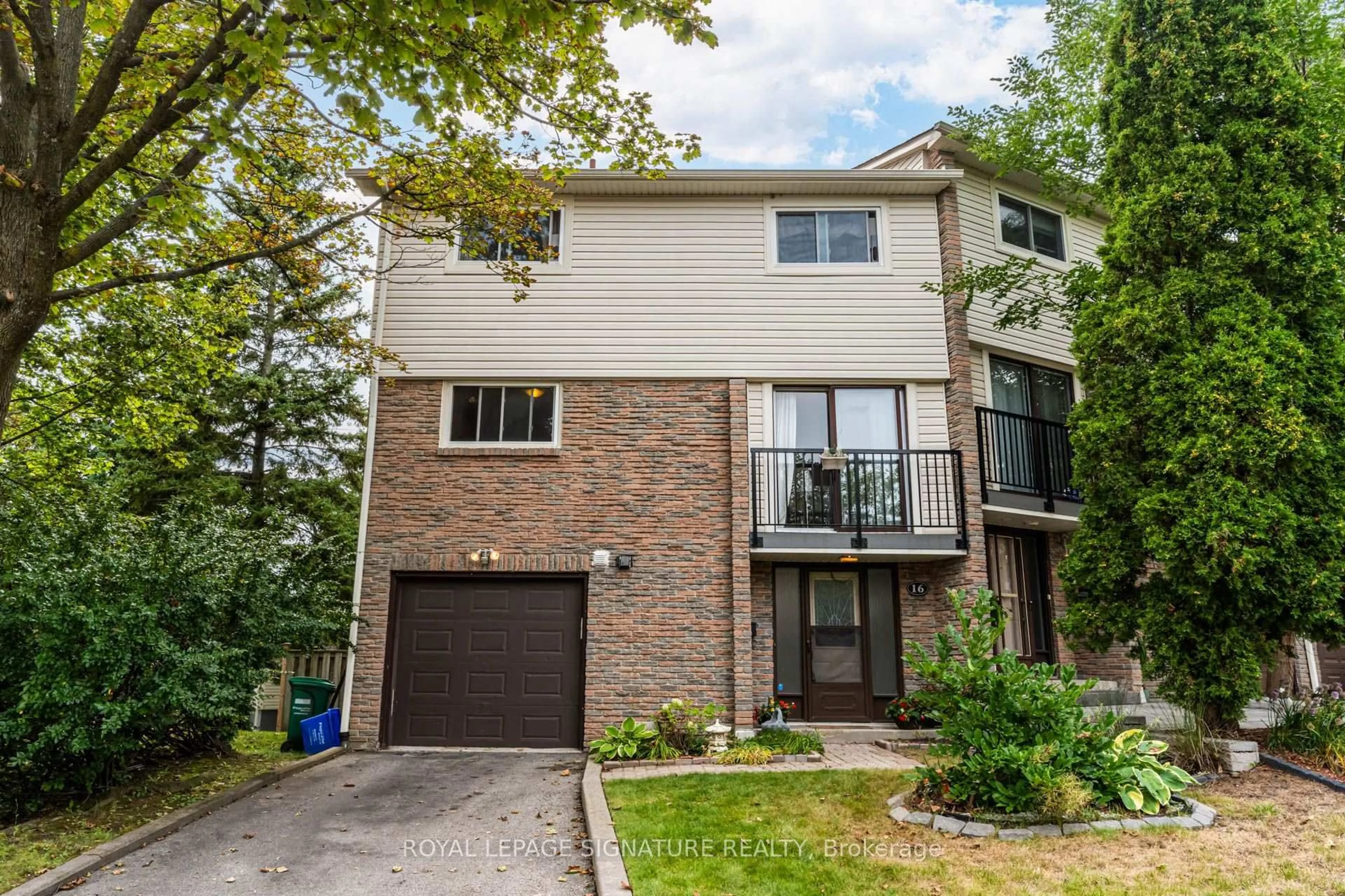 Home with brick exterior material, street for 7251 Copenhagen Rd #16, Mississauga Ontario L5N 2H6