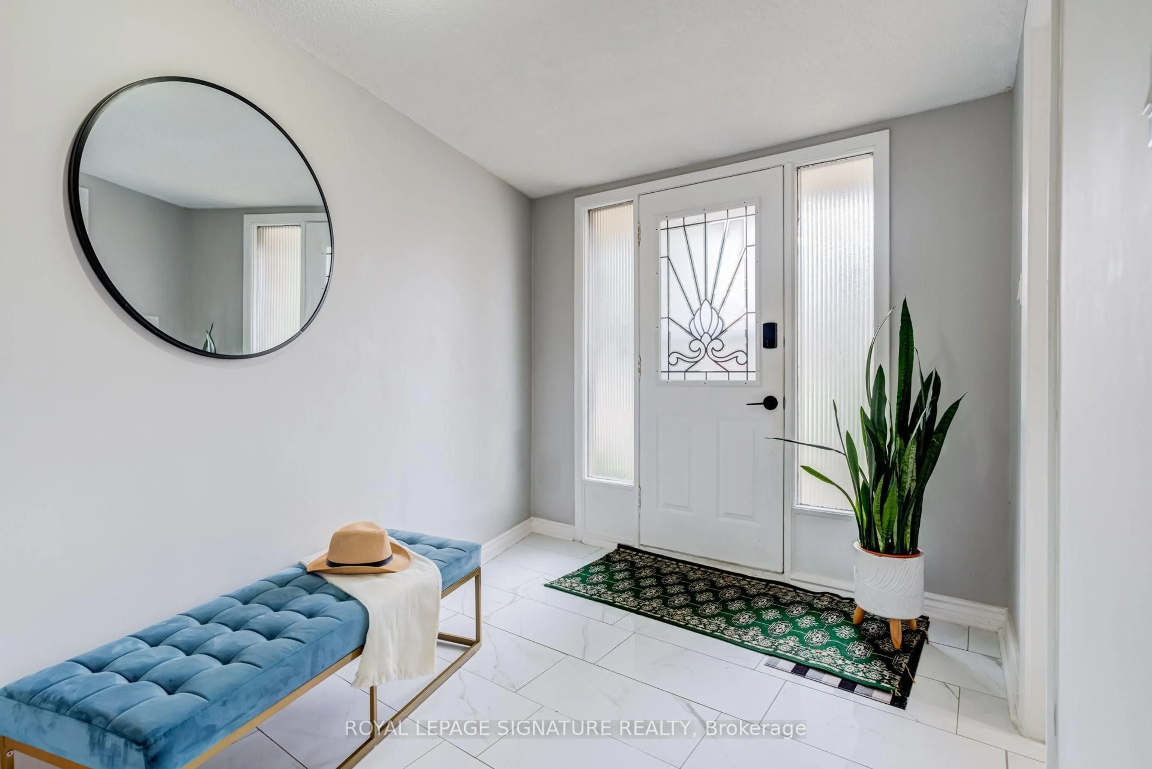Indoor entryway for 7251 Copenhagen Rd #16, Mississauga Ontario L5N 2H6