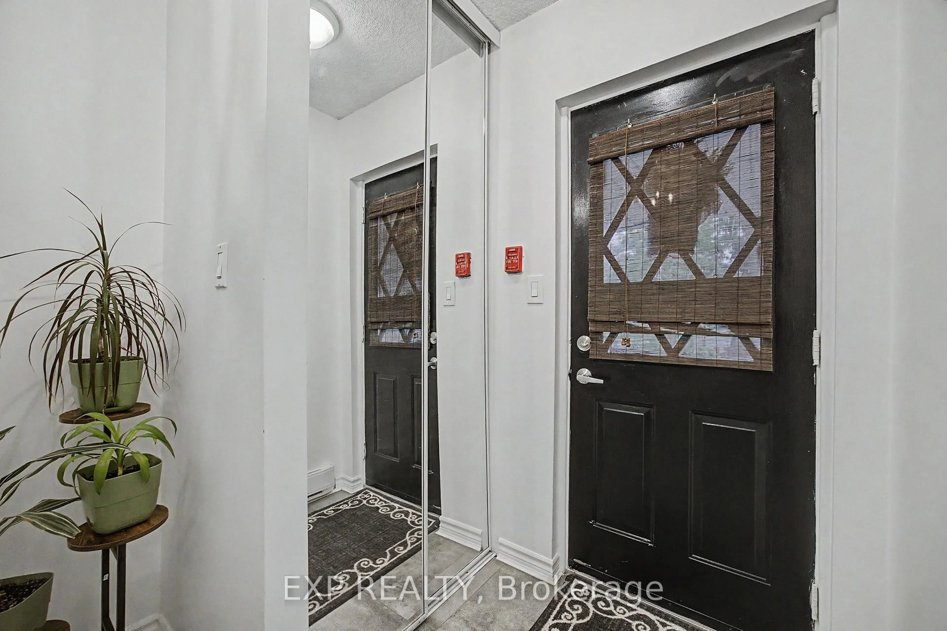 Indoor entryway for 1000 Cedarglen Gate #501, Mississauga Ontario L5C 3Z5