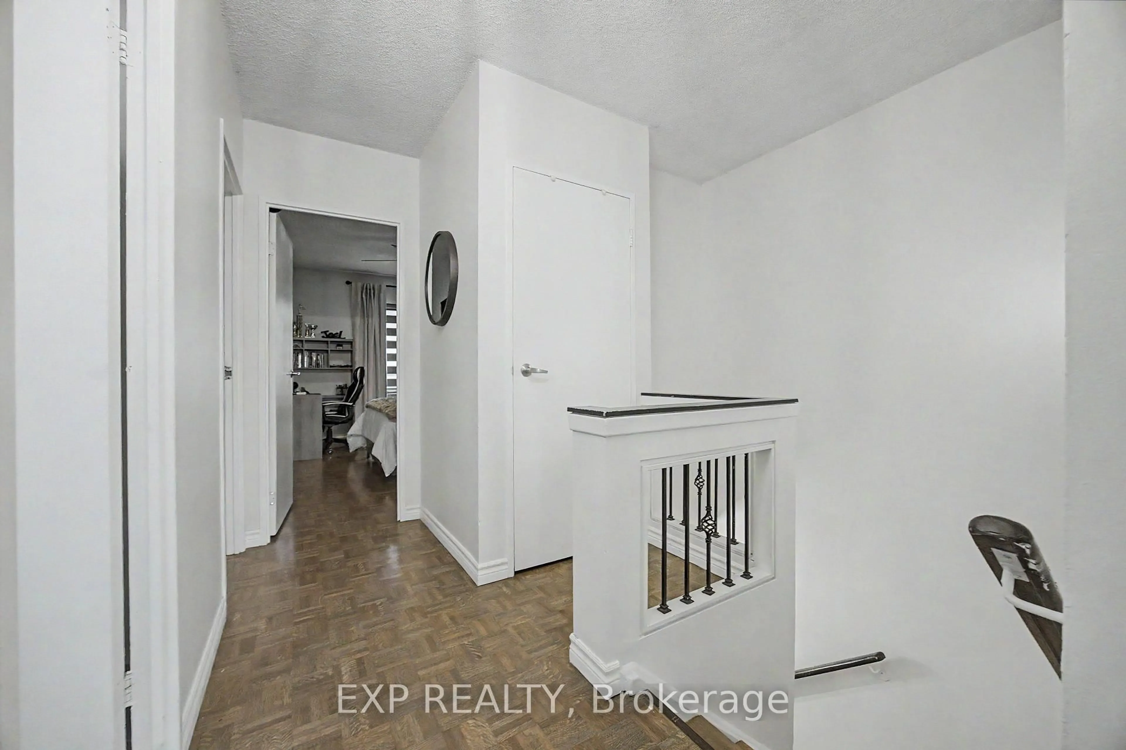 Indoor entryway for 1000 Cedarglen Gate #501, Mississauga Ontario L5C 3Z5