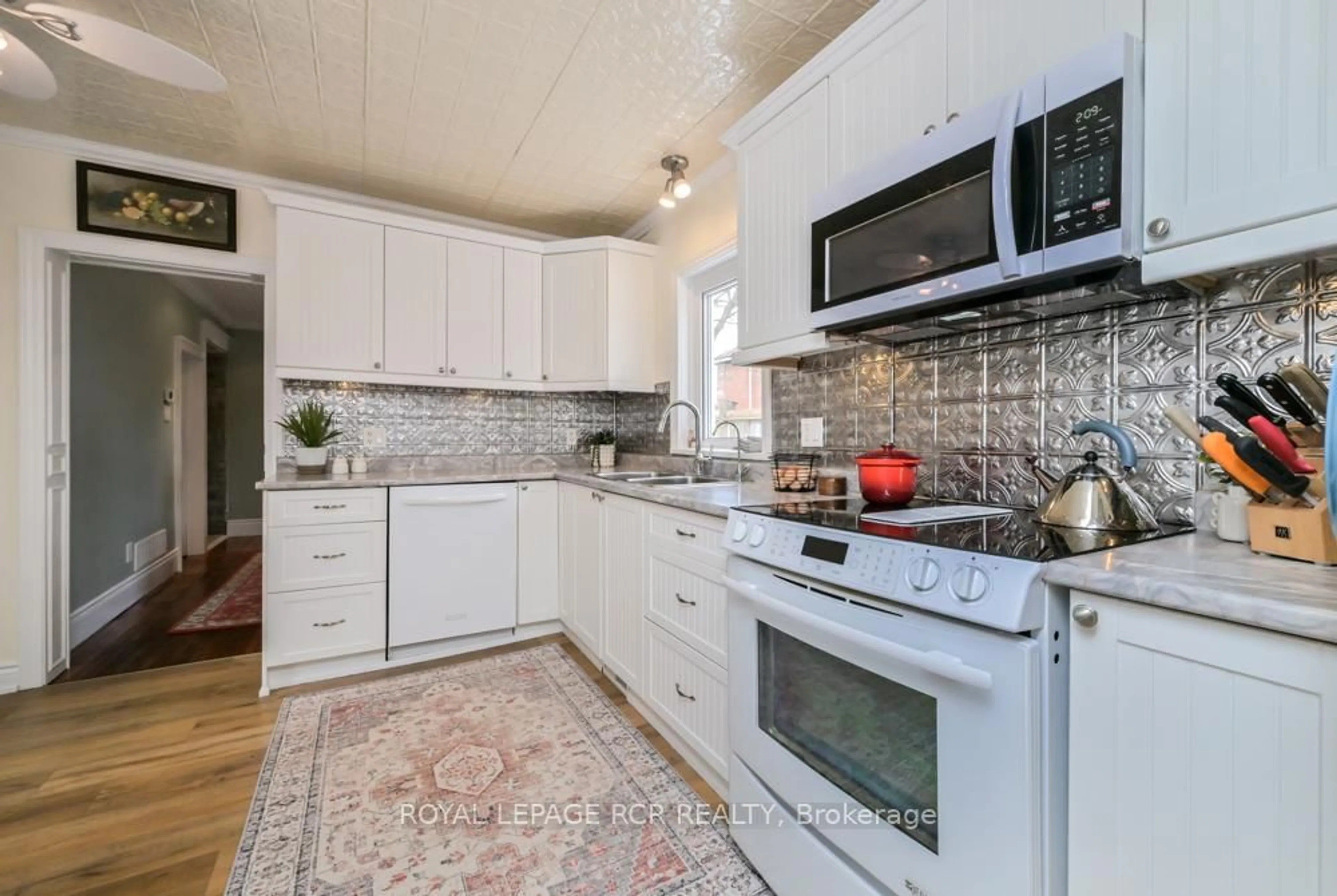 Open concept kitchen, unknown for 1429 Queen St, Caledon Ontario L7K 0E4