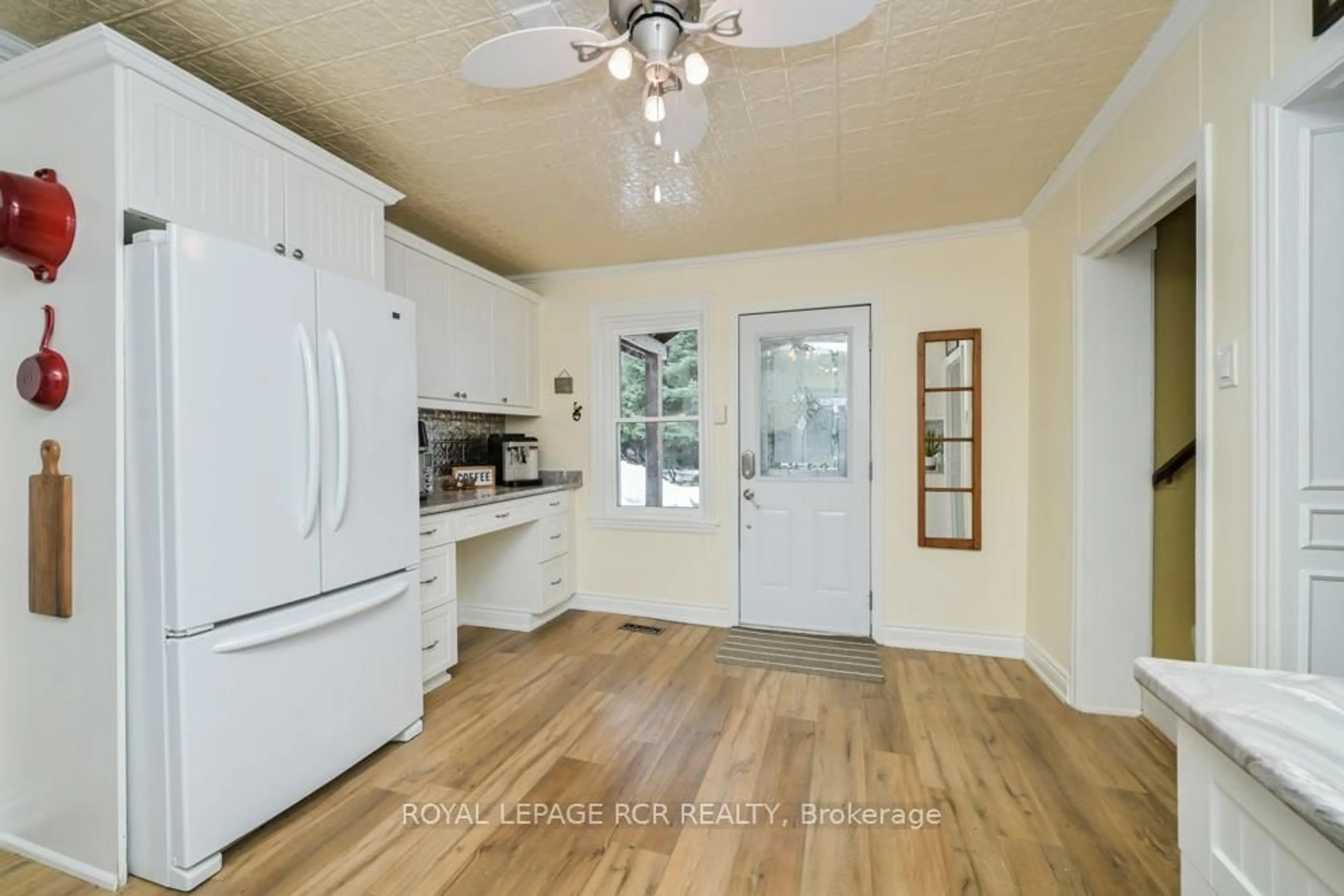Open concept kitchen, unknown for 1429 Queen St, Caledon Ontario L7K 0E4
