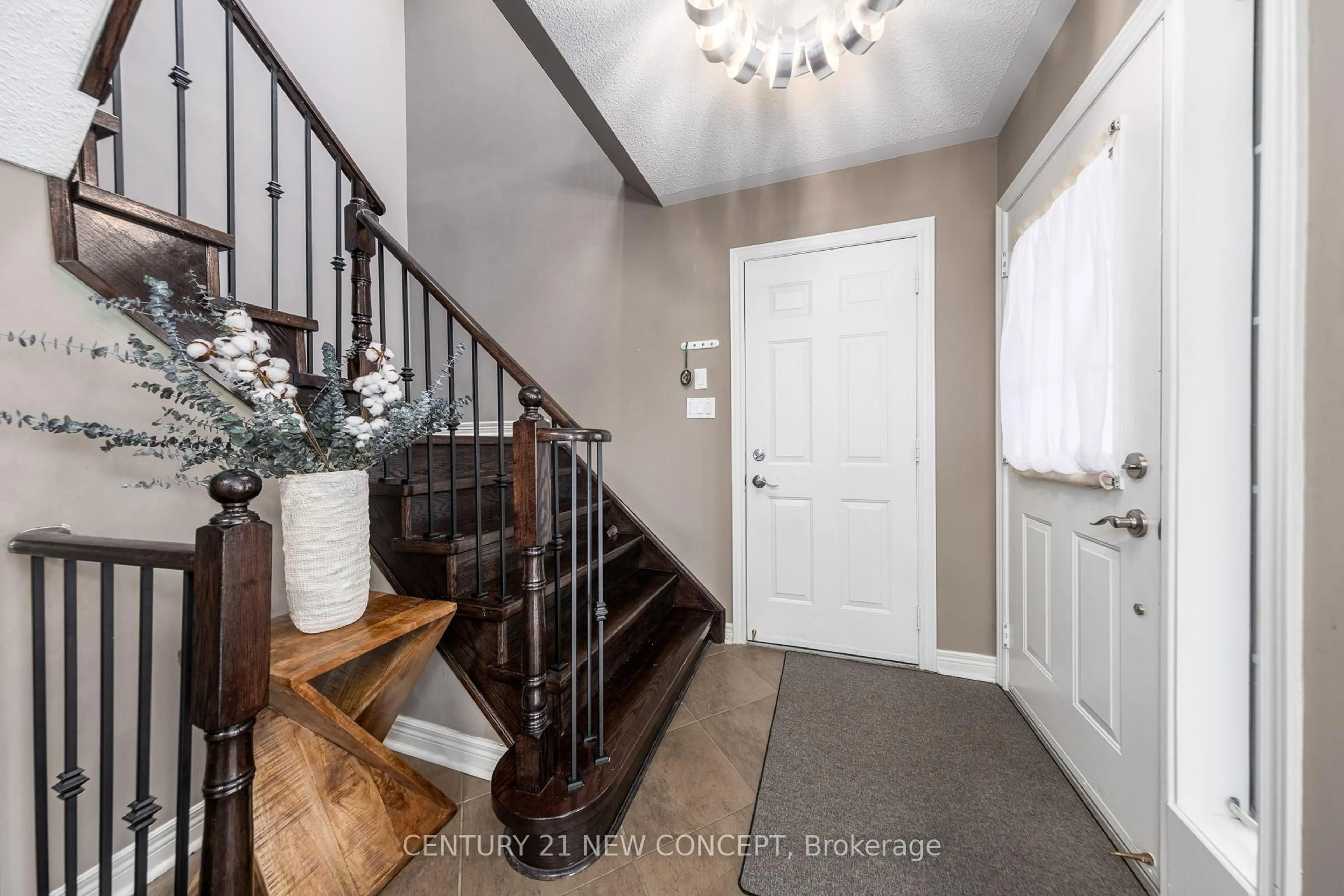 Indoor entryway for 1905 Broad Hollow Gate #25, Mississauga Ontario L5L 5X2