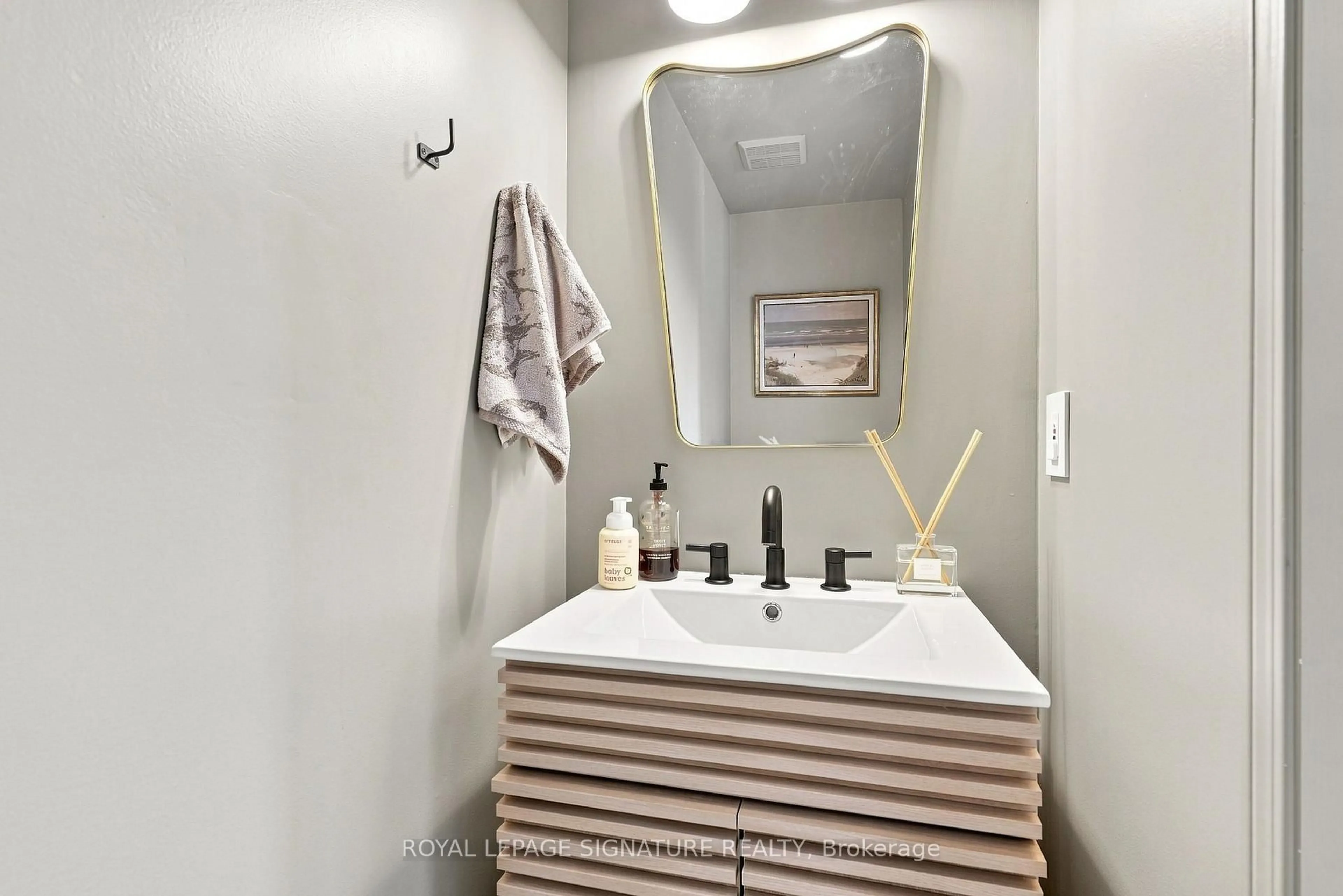 Standard bathroom, ceramic/tile floor for 1185 Chapman Cres, Milton Ontario L9T 6G2