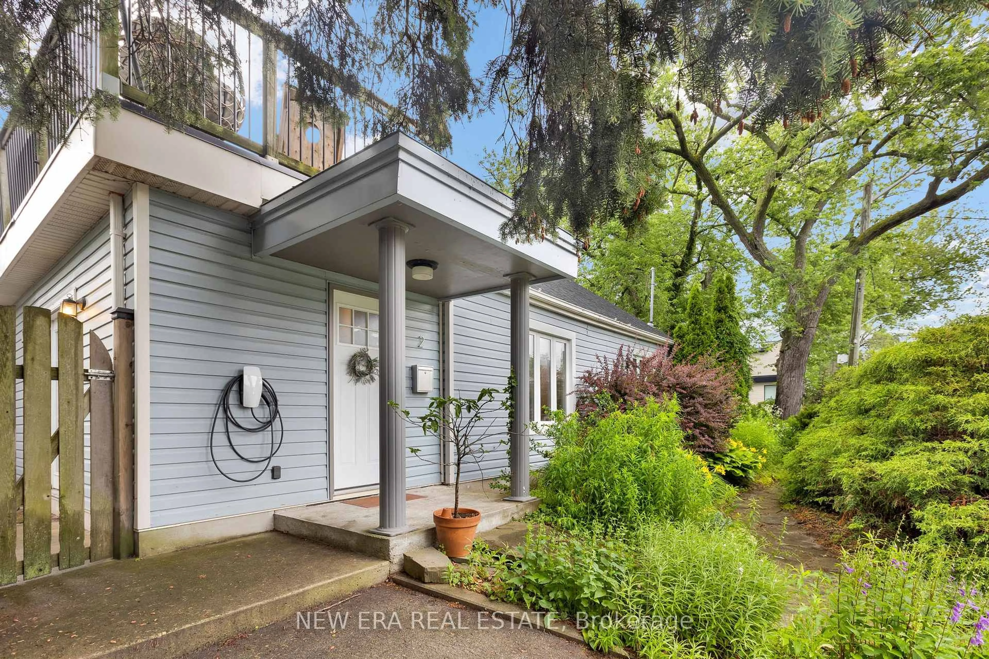 Indoor entryway for 2 Foch Ave, Toronto Ontario M8W 3W8