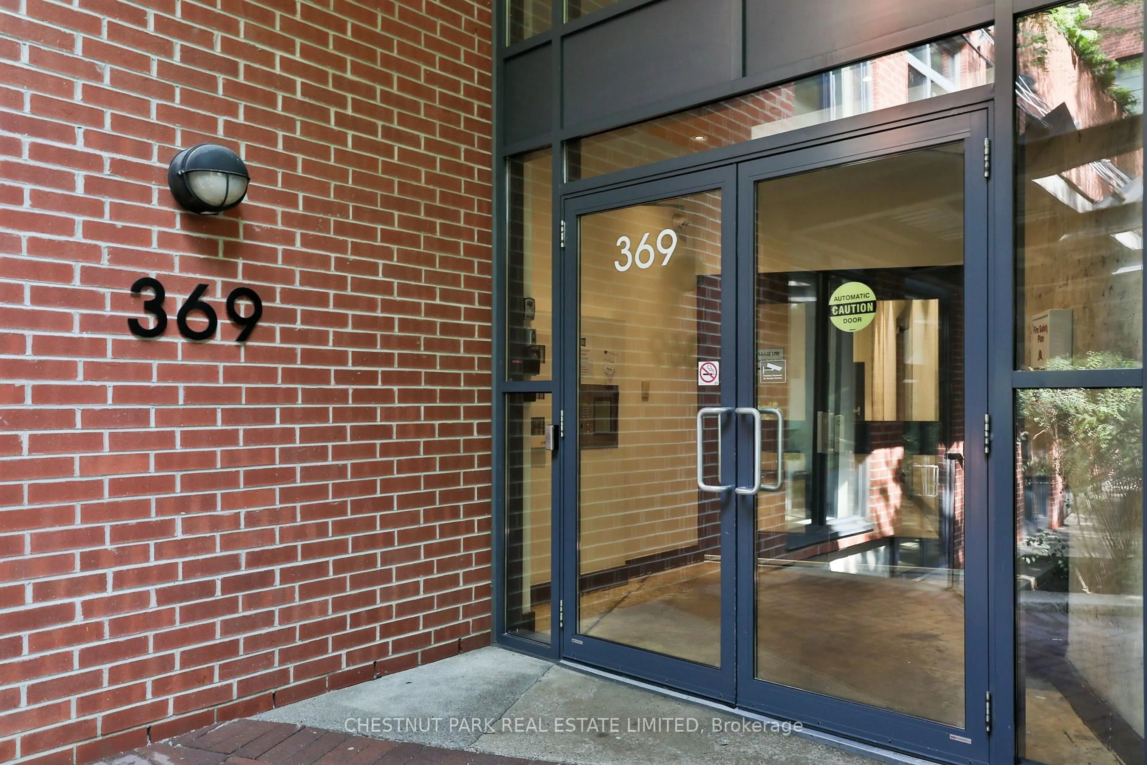 Indoor foyer for 369 Sorauren Ave #414, Toronto Ontario M6R 3C2