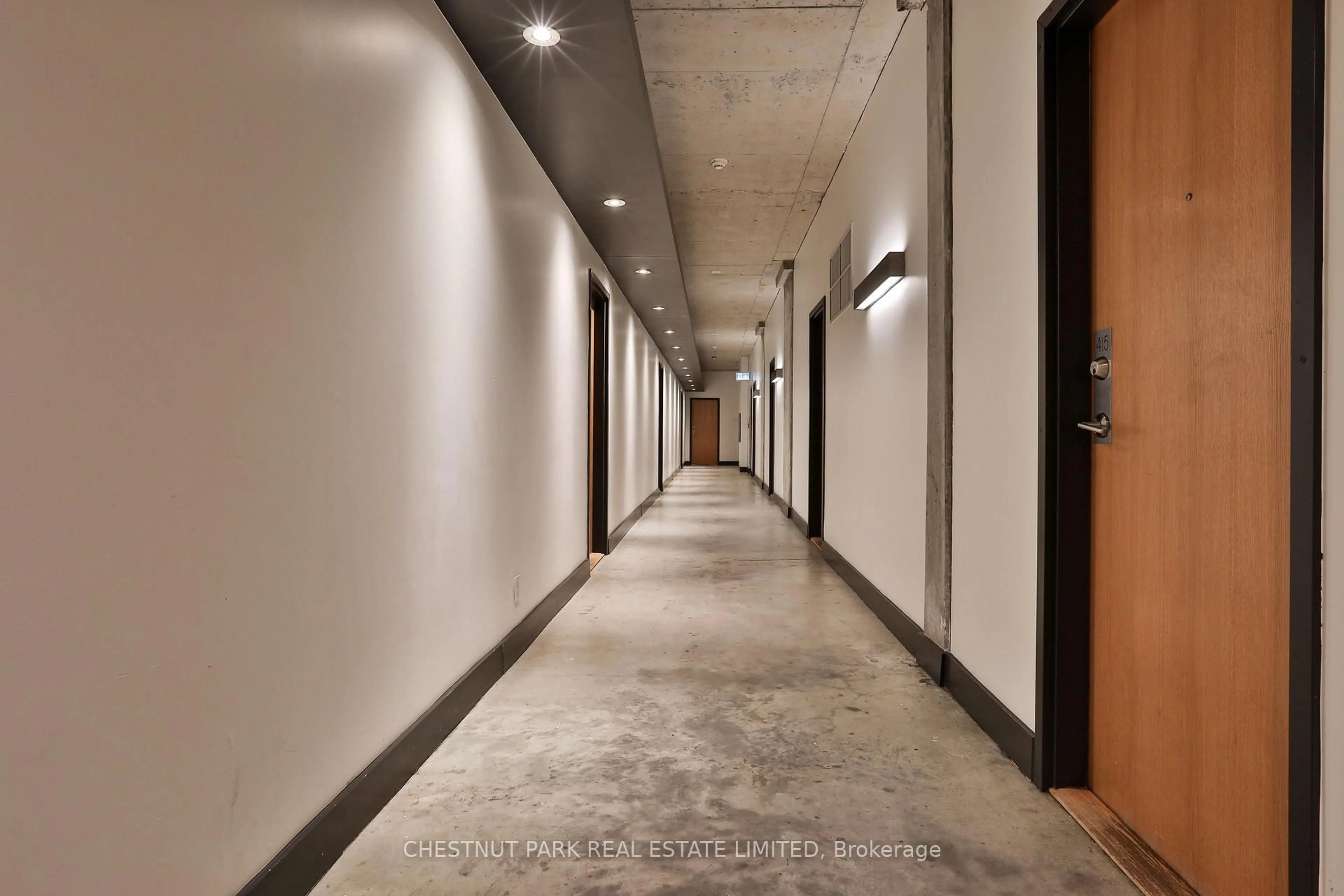 Indoor foyer for 369 Sorauren Ave #414, Toronto Ontario M6R 3C2