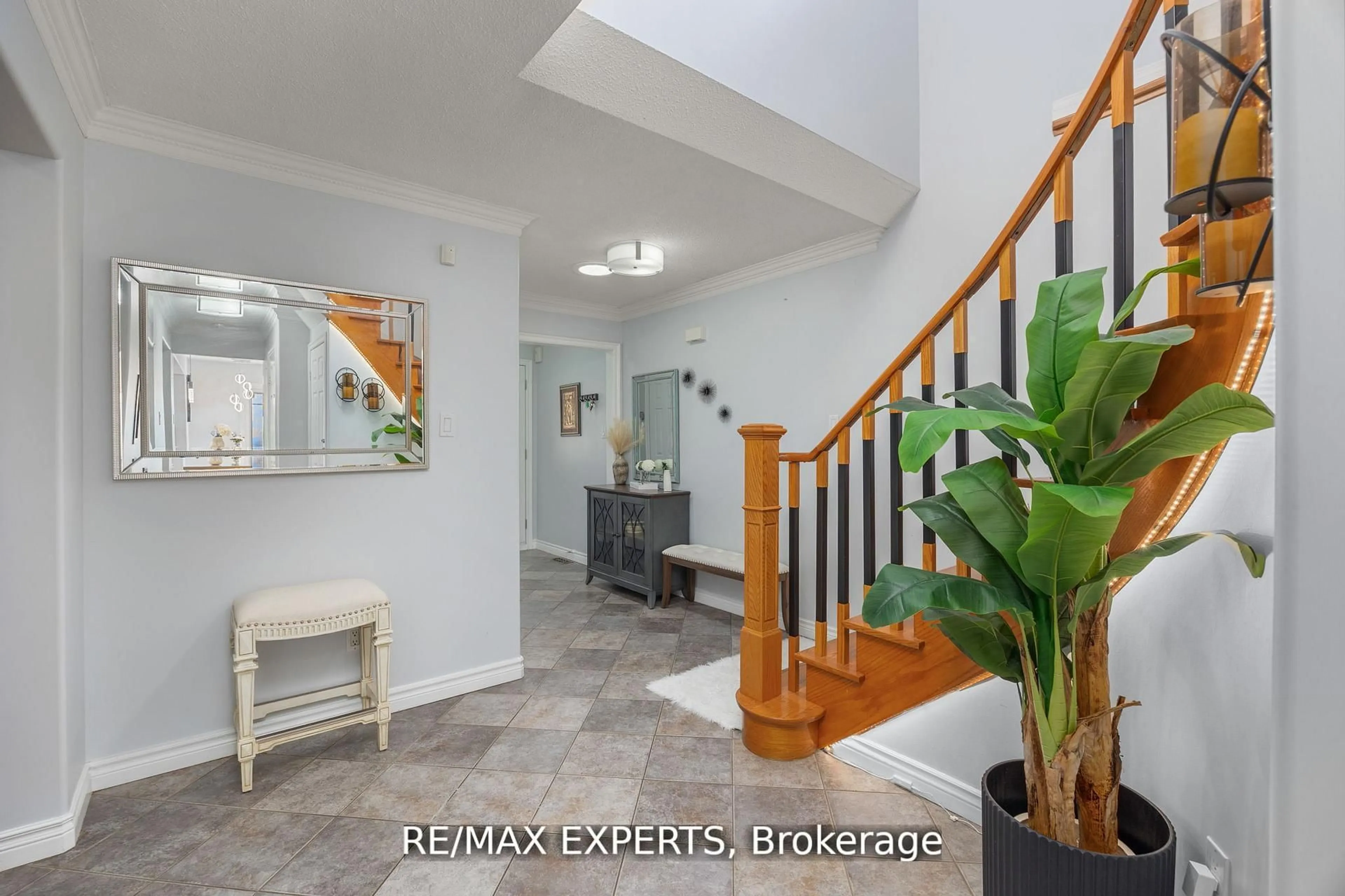 Indoor foyer for 482 Malaga Rd, Mississauga Ontario L5B 3W2