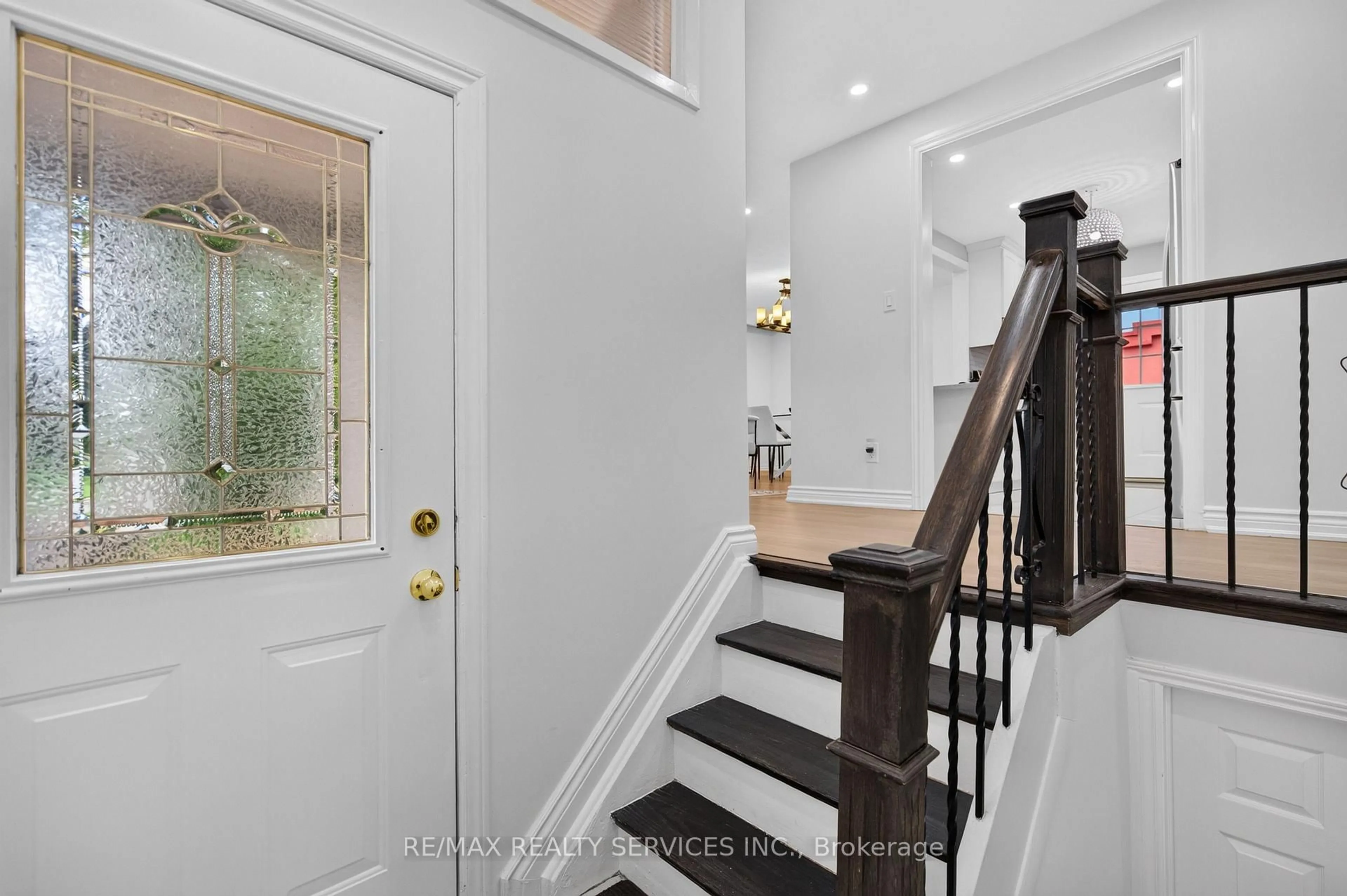 Indoor entryway for 8 Leneck Ave, Brampton Ontario L6X 2A7