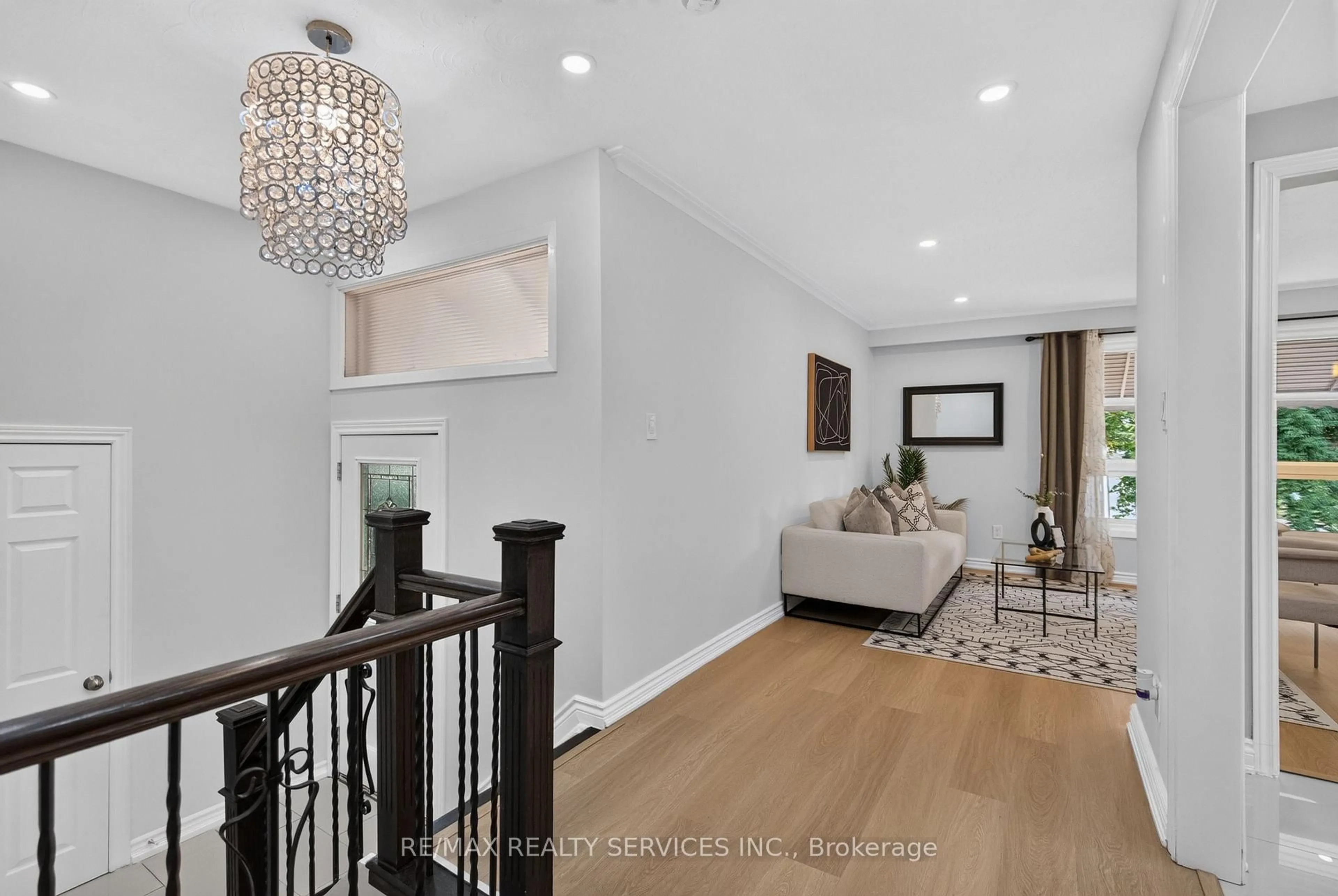 Indoor entryway for 8 Leneck Ave, Brampton Ontario L6X 2A7