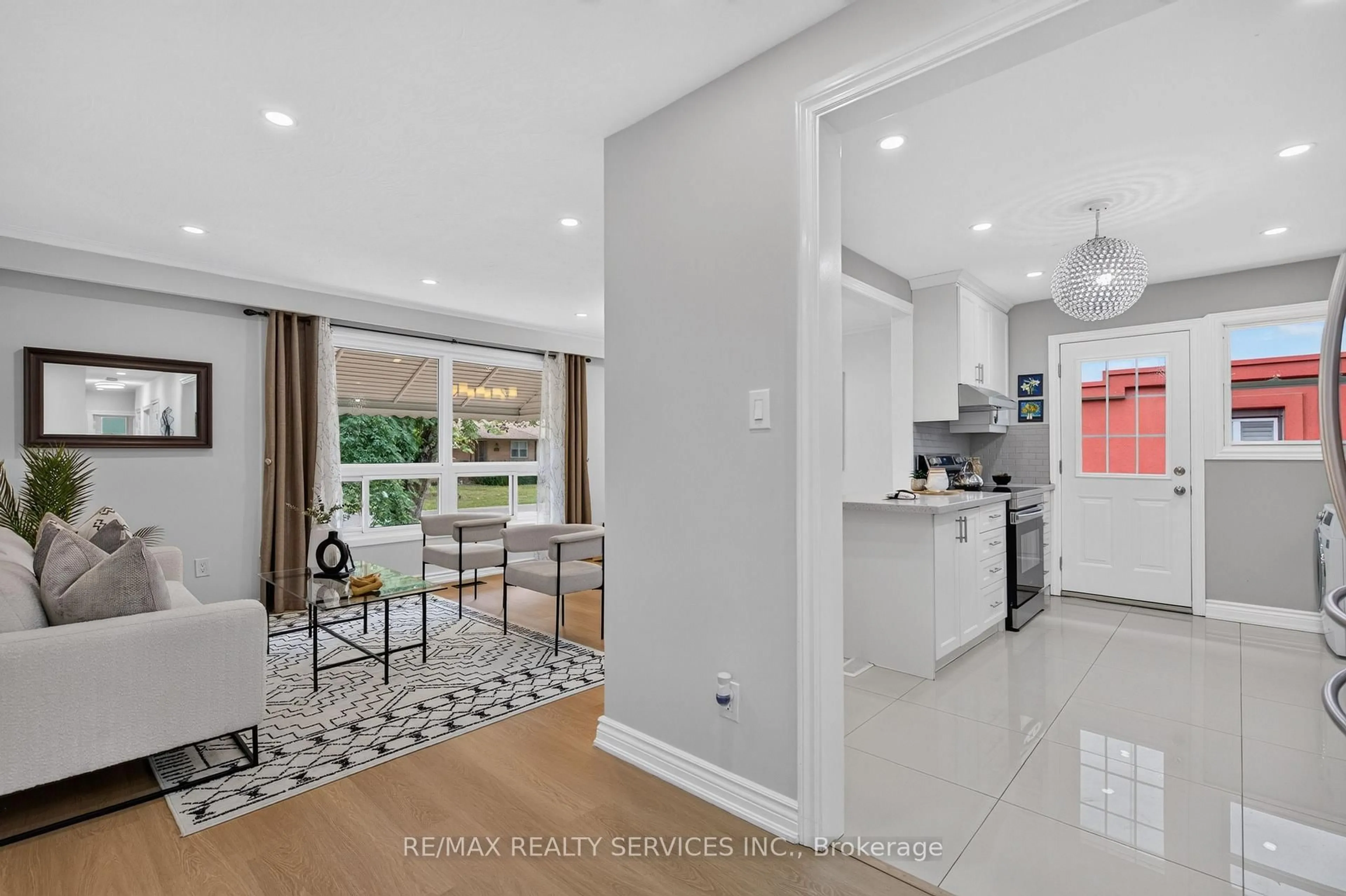 Open concept kitchen, ceramic/tile floor for 8 Leneck Ave, Brampton Ontario L6X 2A7