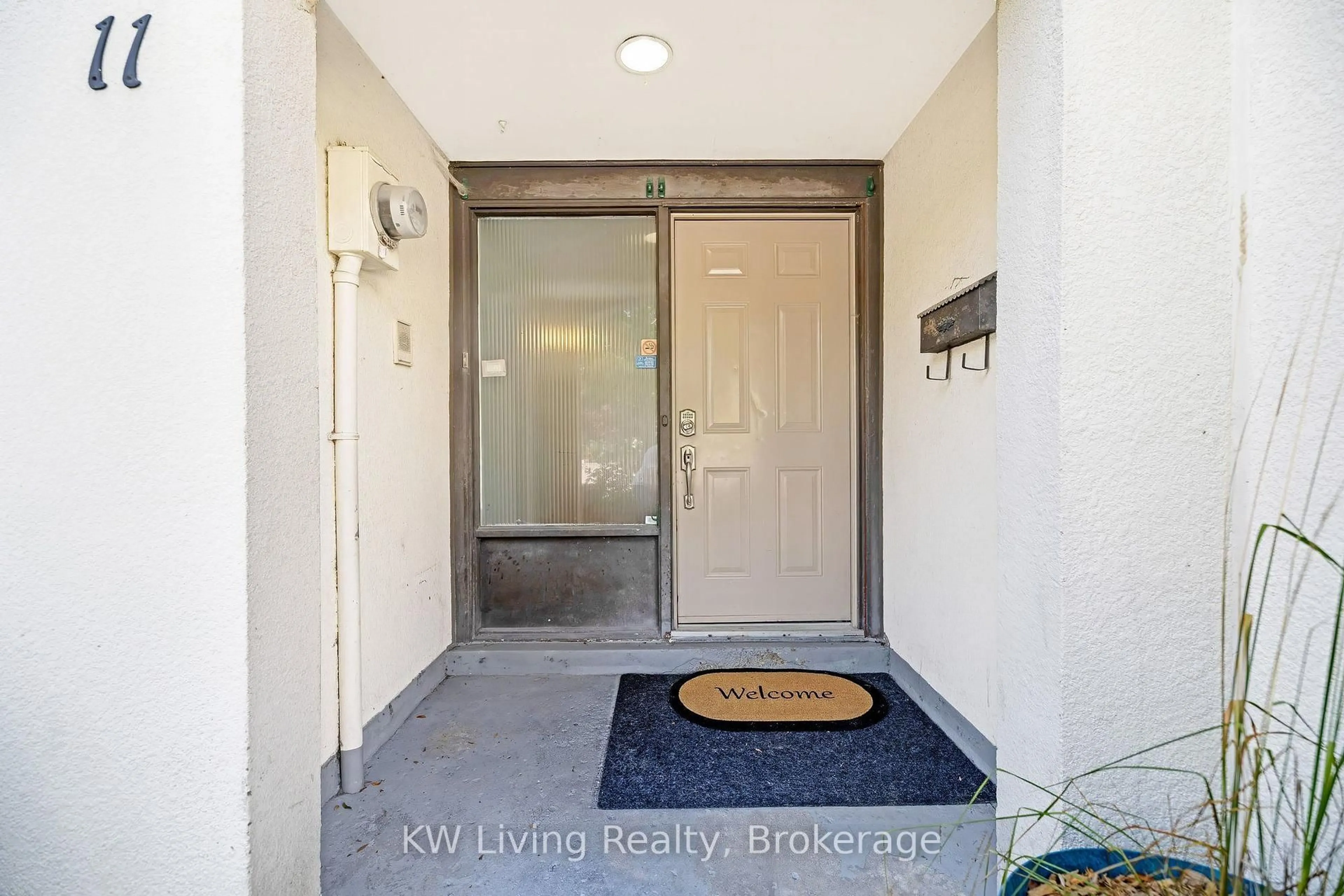 Indoor foyer for 6679 Shelter Bay Rd #11, Mississauga Ontario L5N 2A2