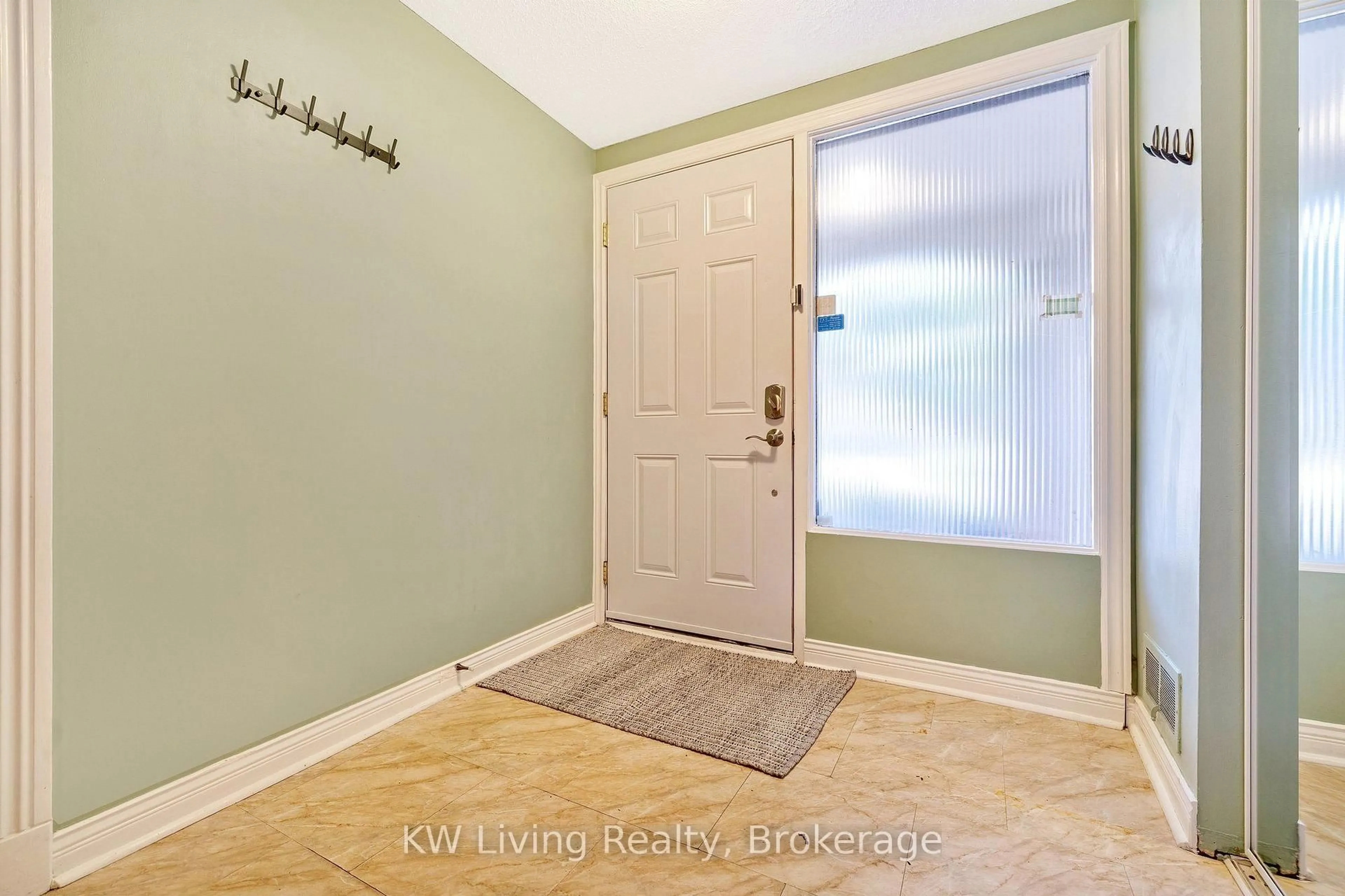 Indoor entryway for 6679 Shelter Bay Rd #11, Mississauga Ontario L5N 2A2