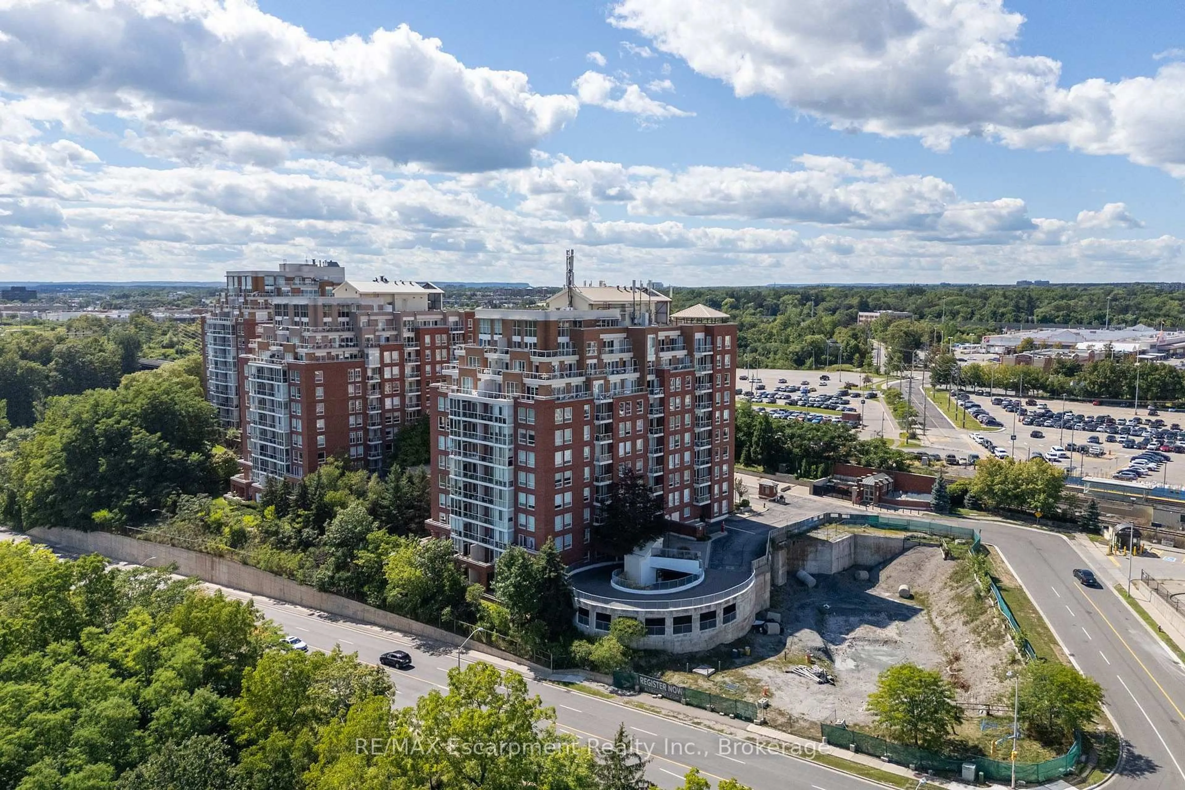 A pic from outside/outdoor area/front of a property/back of a property/a pic from drone, city buildings view from balcony for 60 Old Mill Rd #PH1, Oakville Ontario L6J 7V9