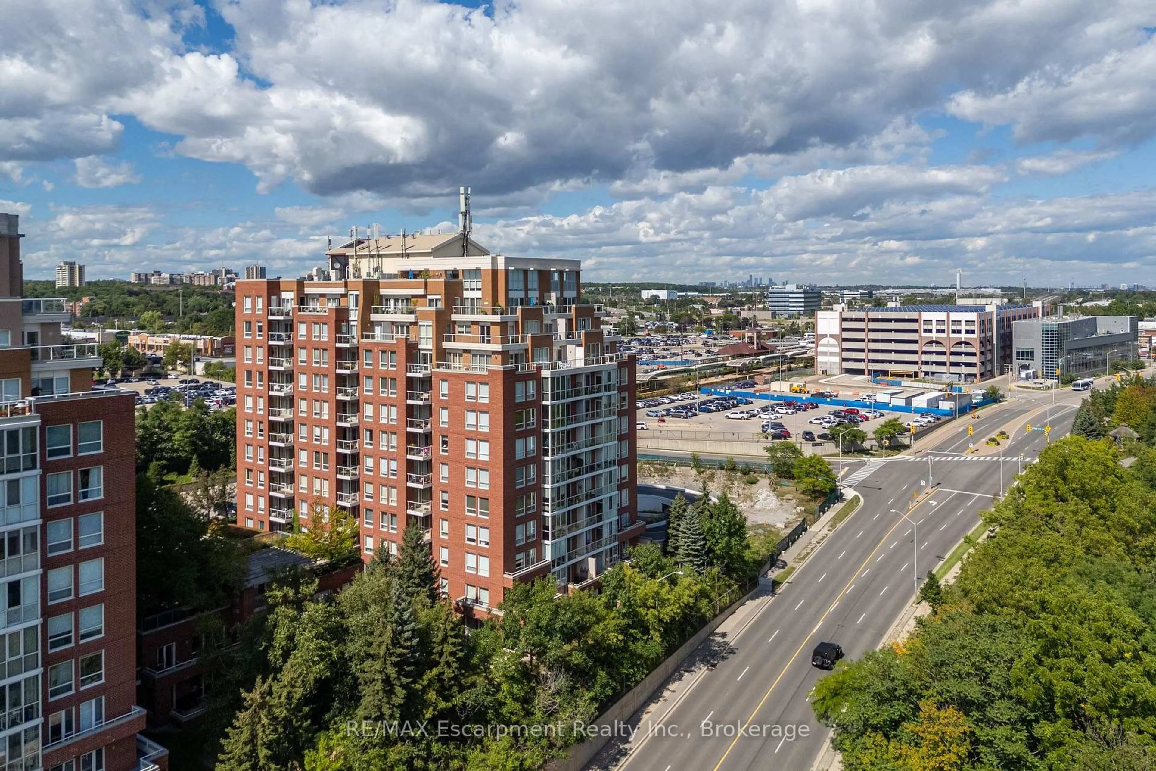 A pic from outside/outdoor area/front of a property/back of a property/a pic from drone, city buildings view from balcony for 60 Old Mill Rd #PH1, Oakville Ontario L6J 7V9