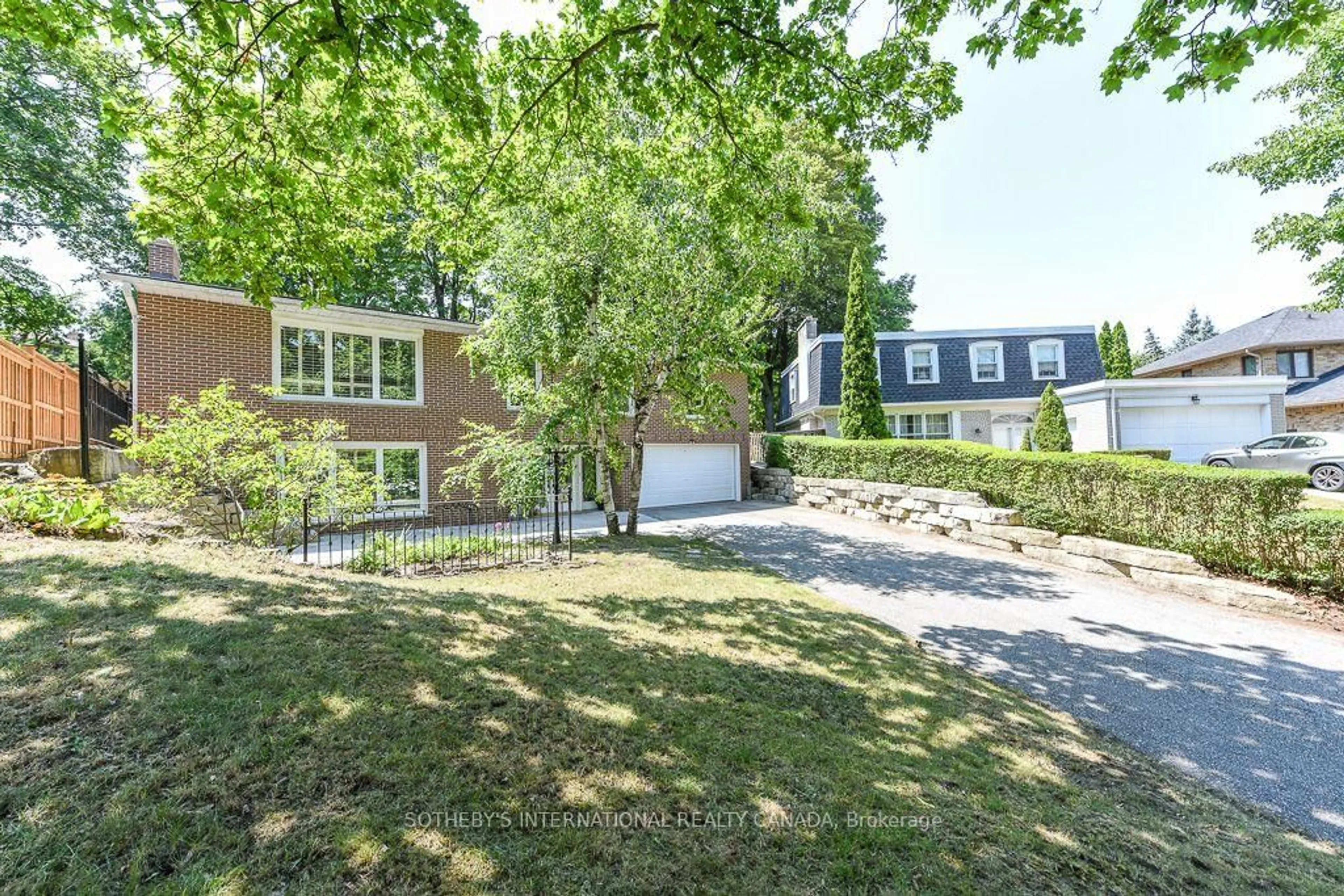 A pic from outside/outdoor area/front of a property/back of a property/a pic from drone, street for 31 Queensborough Cres, Toronto Ontario M9R 1A1
