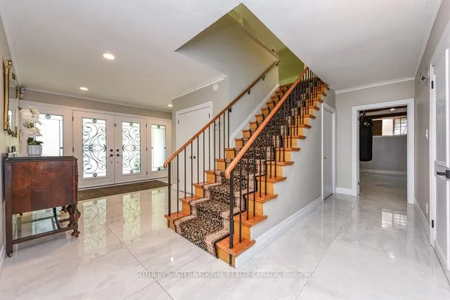 31 Queensborough Cres, Toronto 5