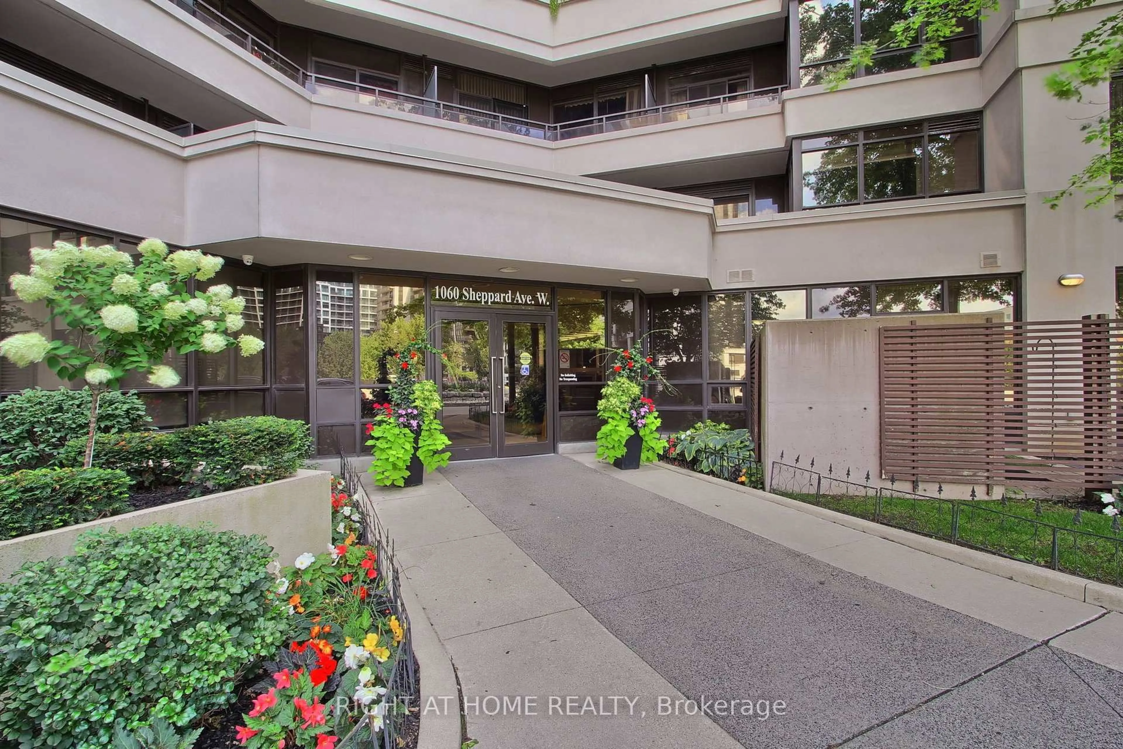 Indoor foyer for 1060 Sheppard Ave #Ph04, Toronto Ontario M3J 0G7
