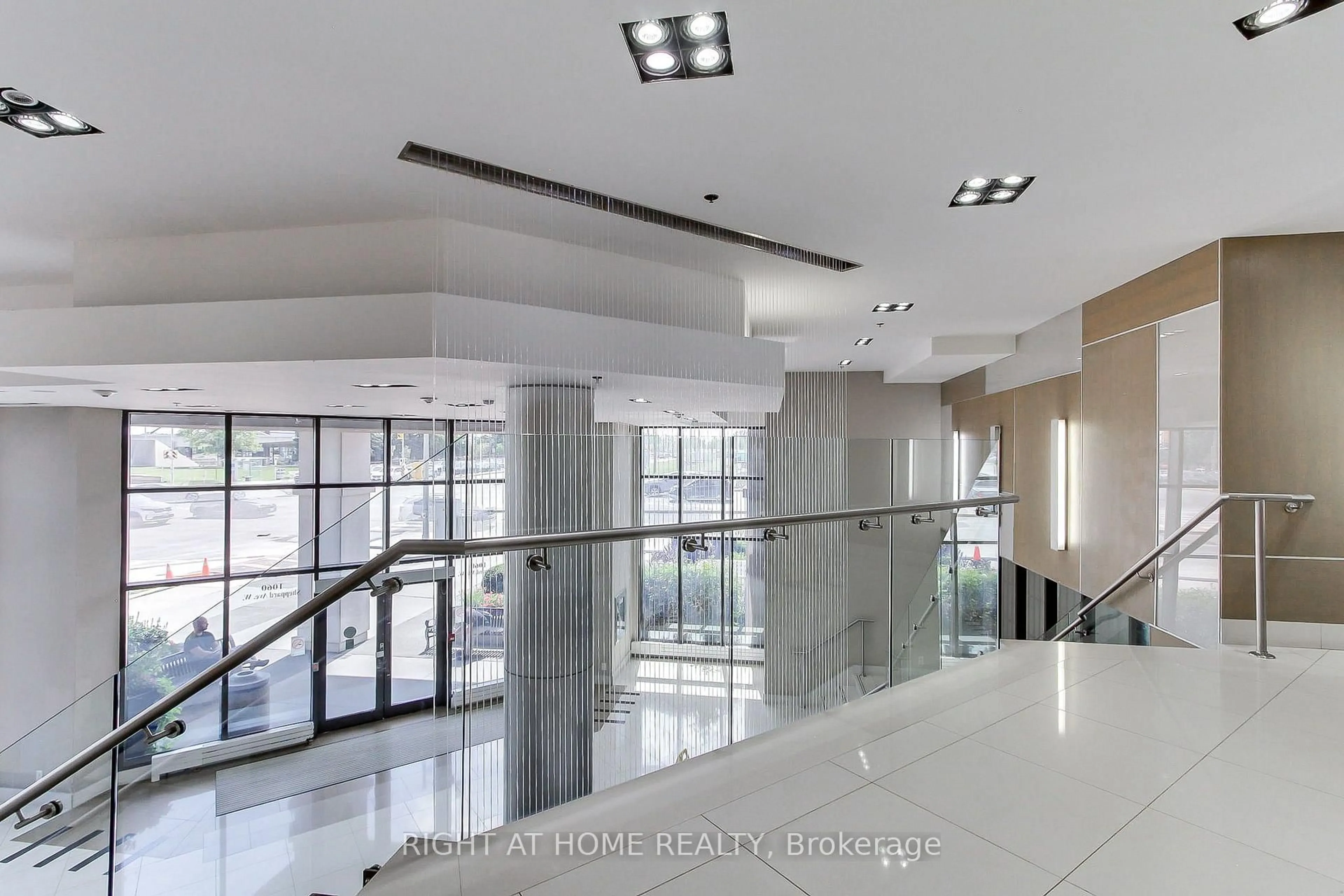 Indoor foyer for 1060 Sheppard Ave #Ph04, Toronto Ontario M3J 0G7