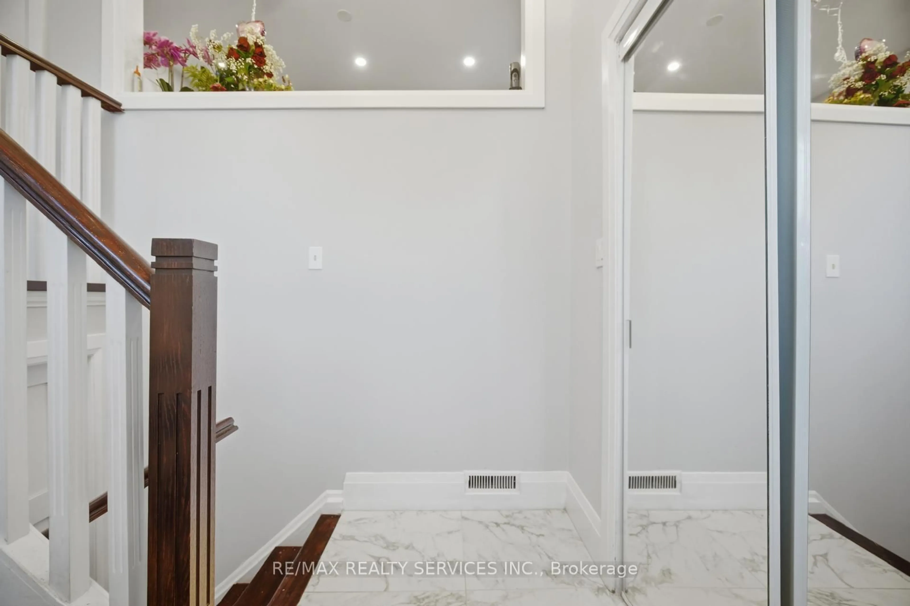 Indoor foyer for 3344 Chipley Cres, Mississauga Ontario L4T 2E2