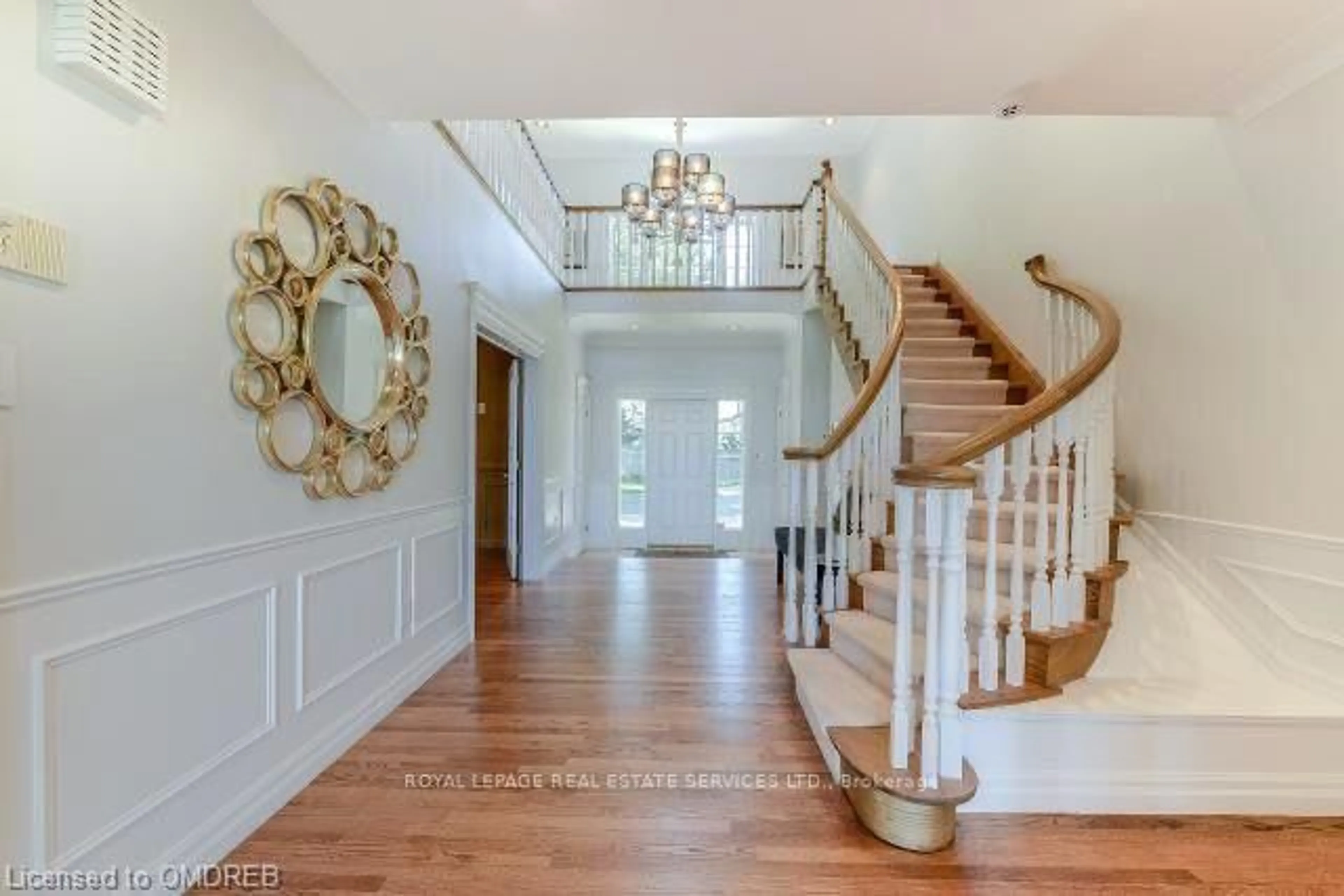 Indoor entryway for 16 Ennisclare Dr, Oakville Ontario L6J 4N2