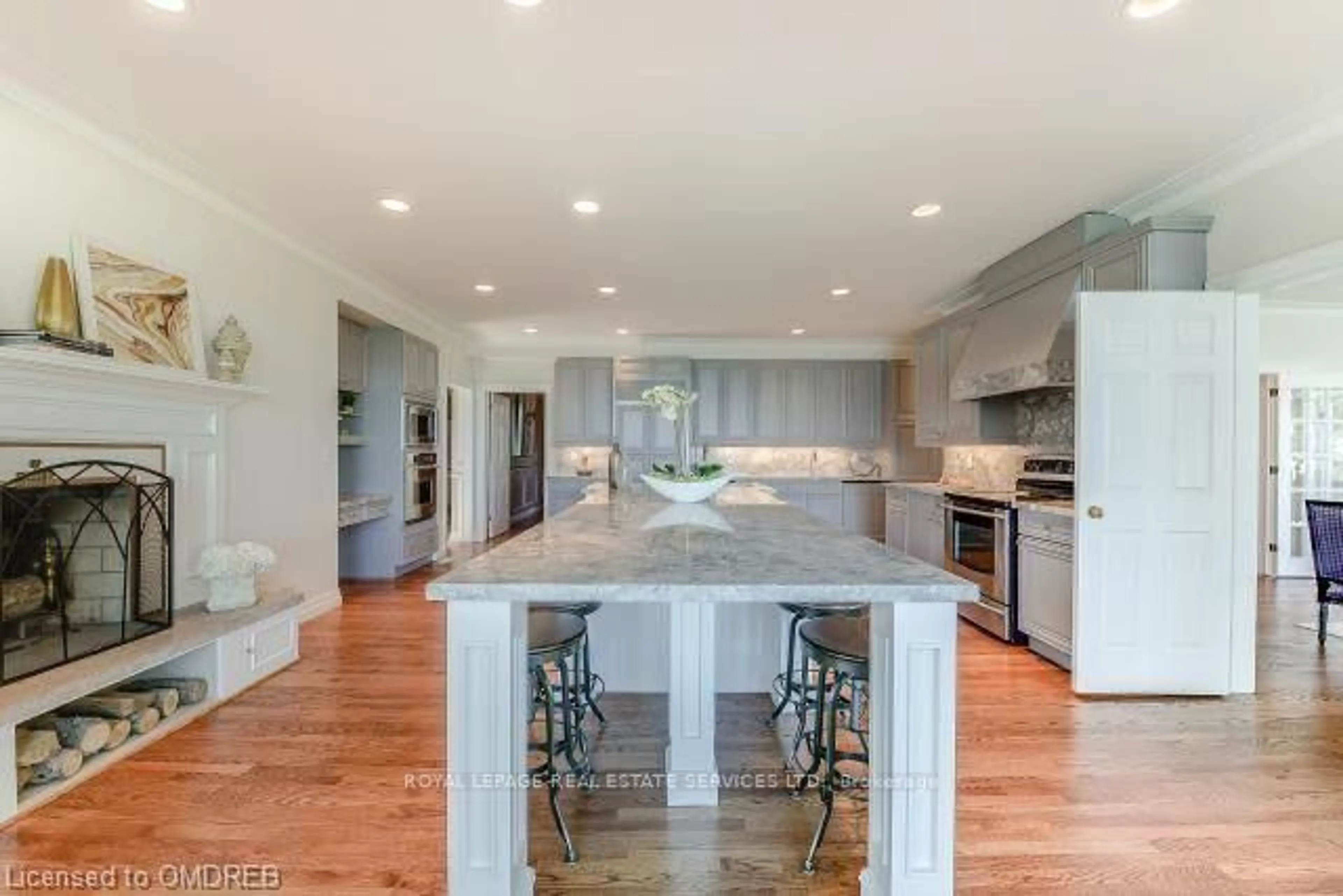 Open concept kitchen, unknown for 16 Ennisclare Dr, Oakville Ontario L6J 4N2
