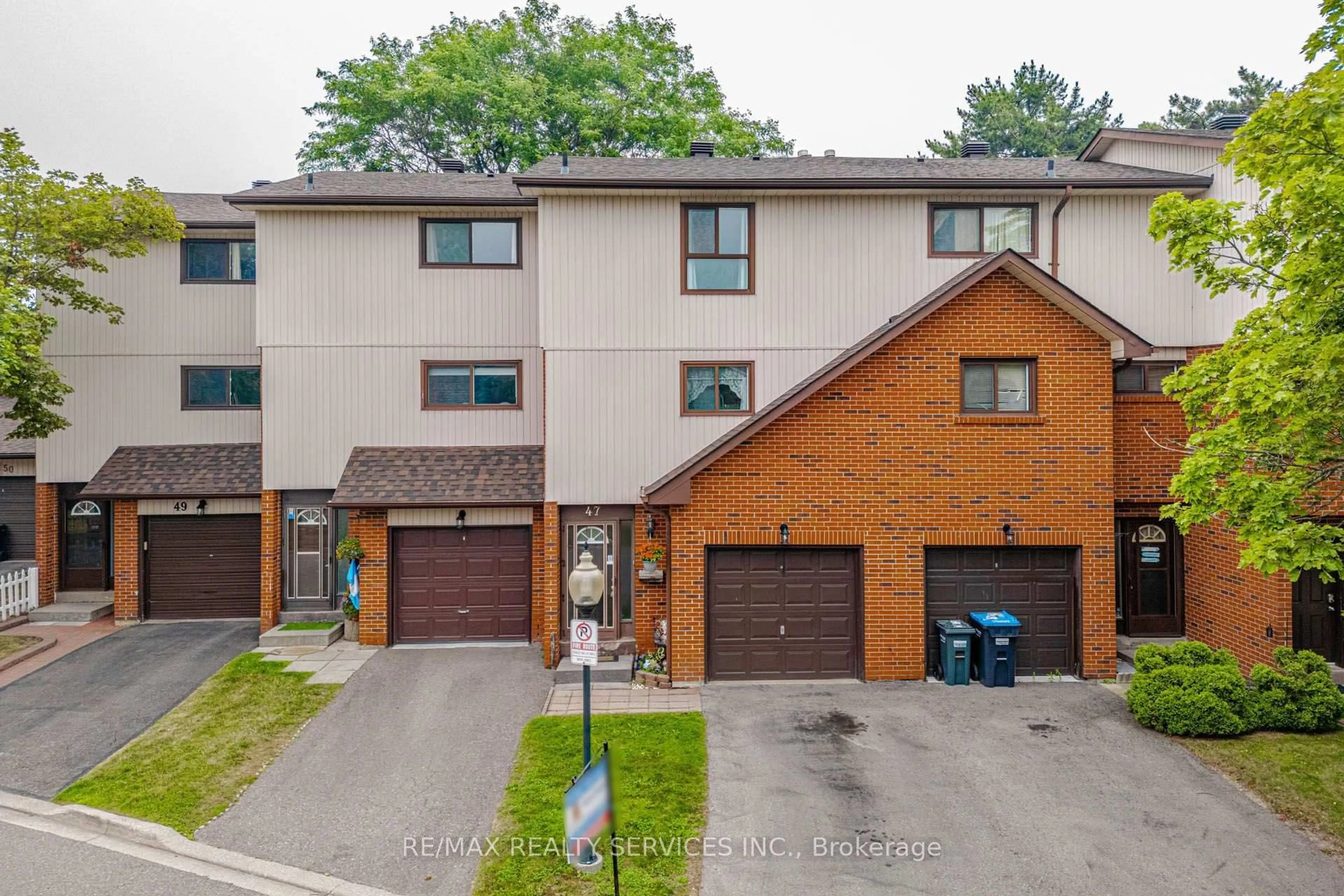 A pic from outside/outdoor area/front of a property/back of a property/a pic from drone, street for 47 Dawson Cres, Brampton Ontario L6V 3M5