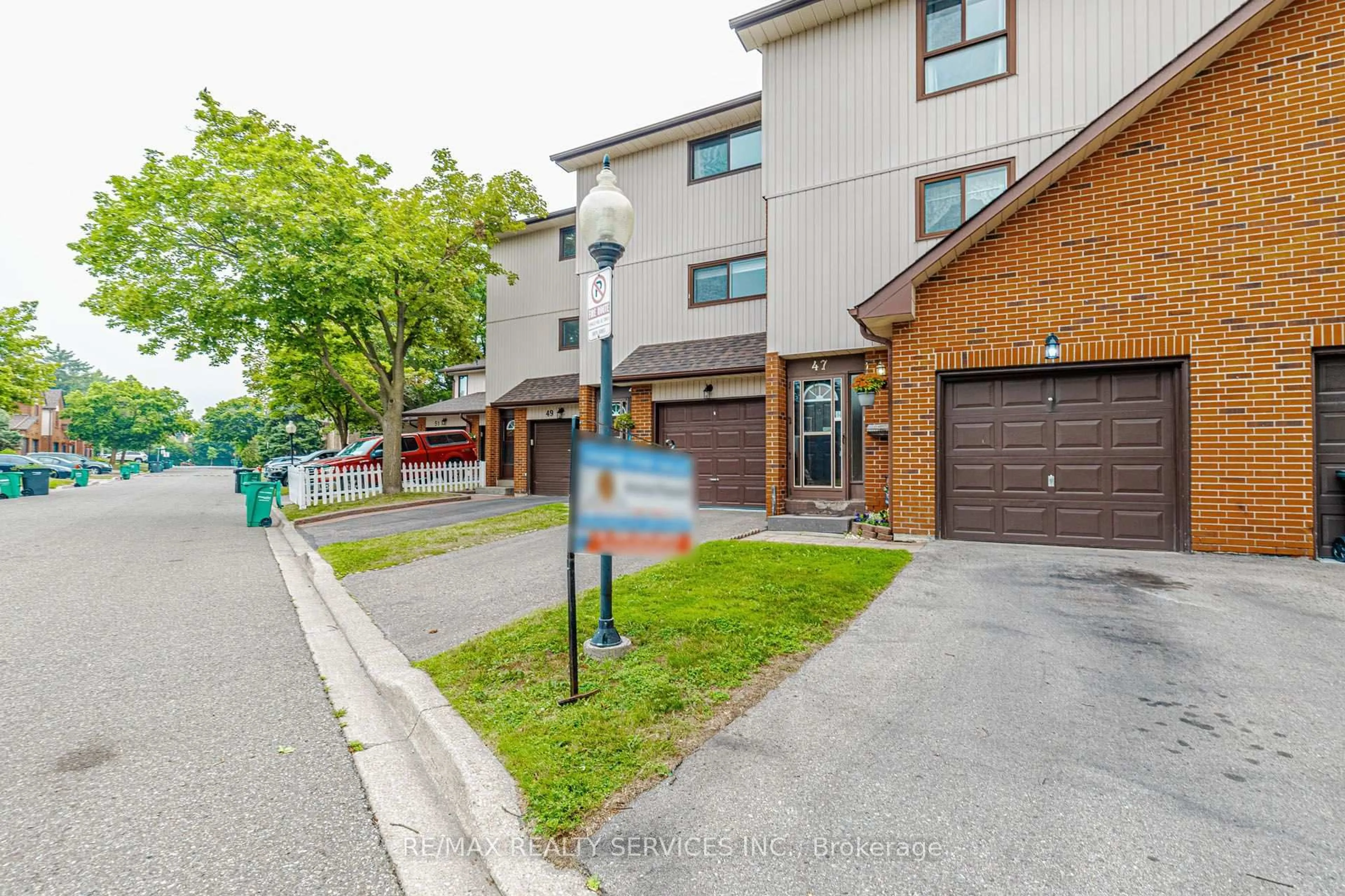 A pic from outside/outdoor area/front of a property/back of a property/a pic from drone, street for 47 Dawson Cres, Brampton Ontario L6V 3M5
