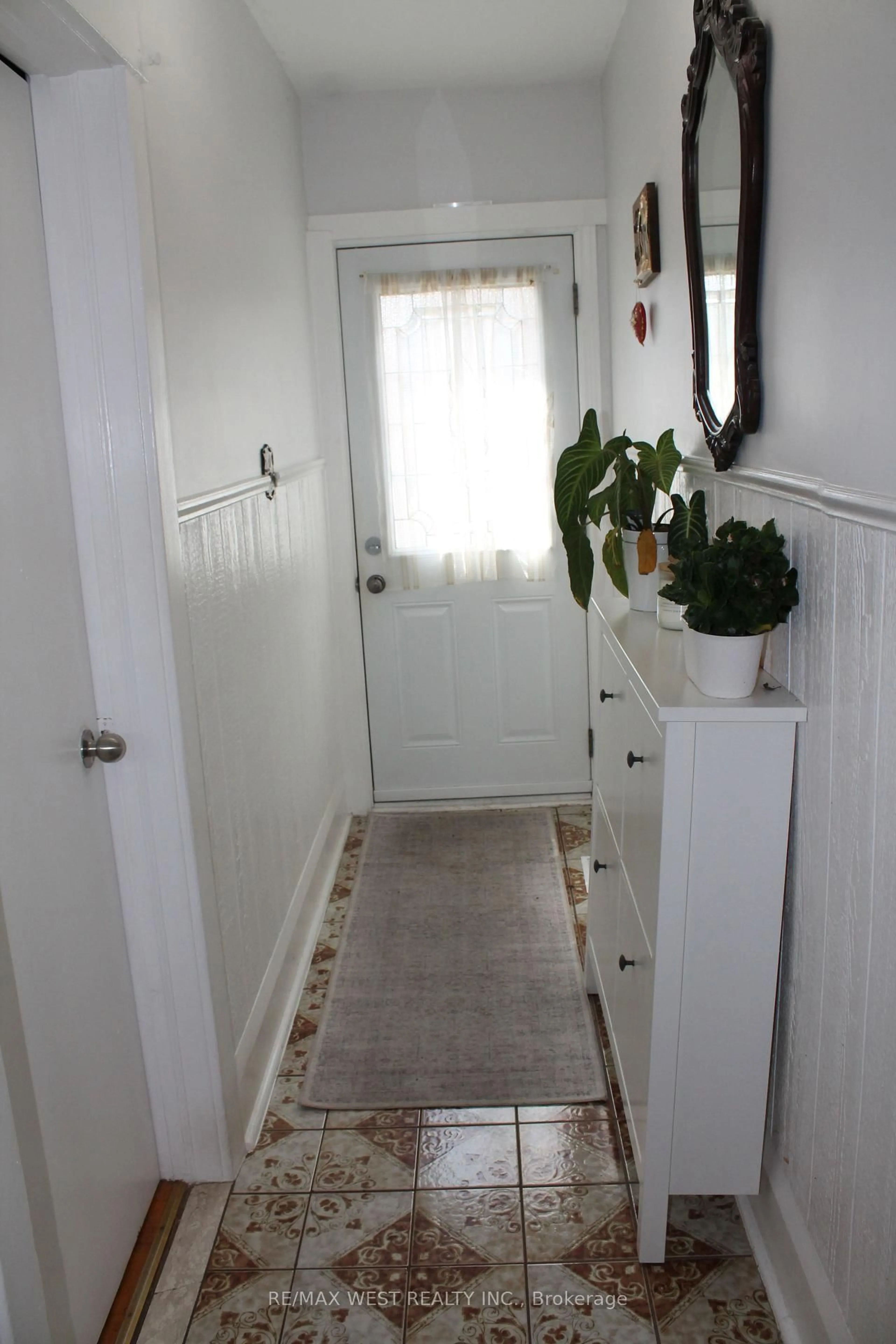 Indoor entryway for 11A Woodcroft Cres, Toronto Ontario M6E 1W7
