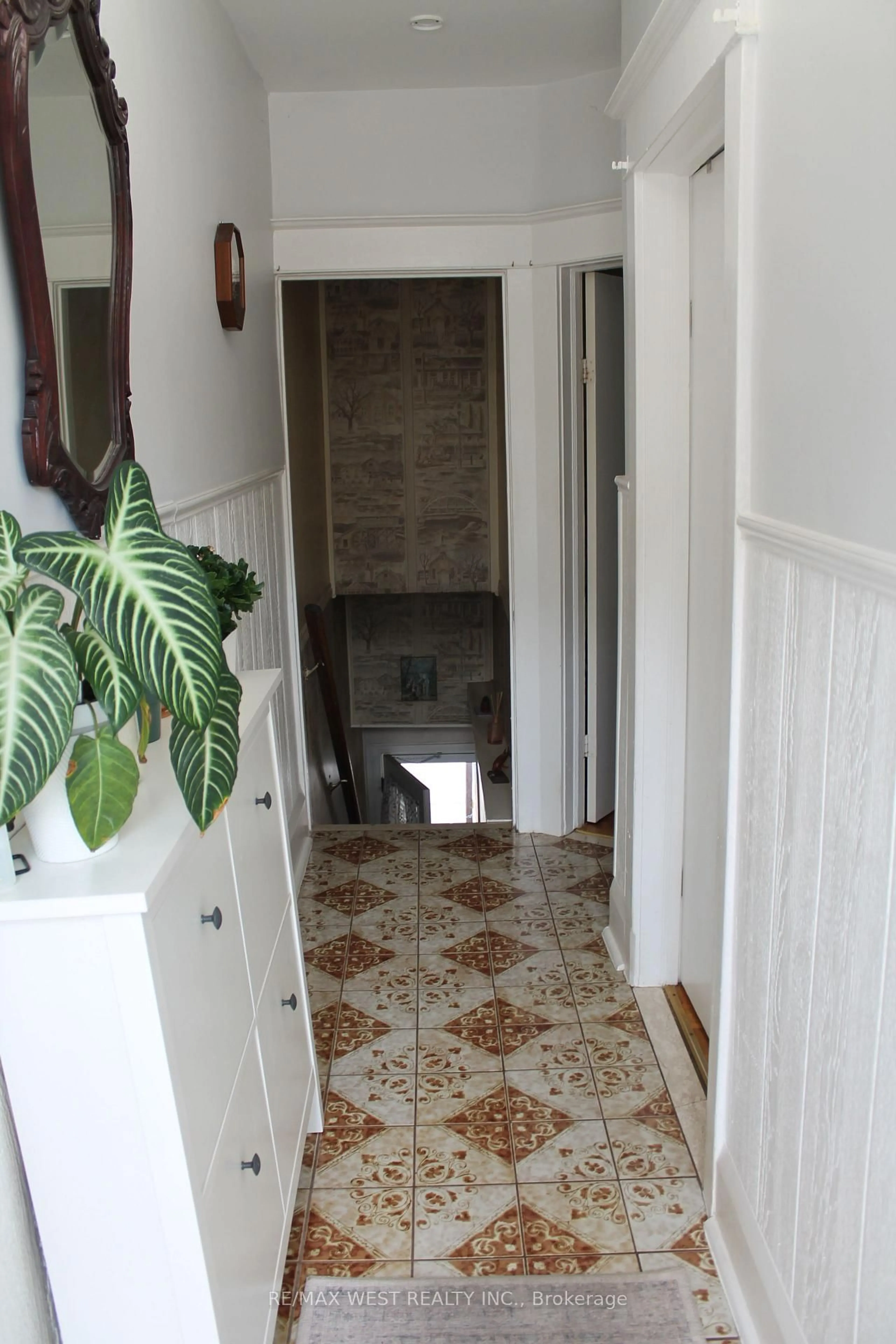 Indoor foyer for 11A Woodcroft Cres, Toronto Ontario M6E 1W7