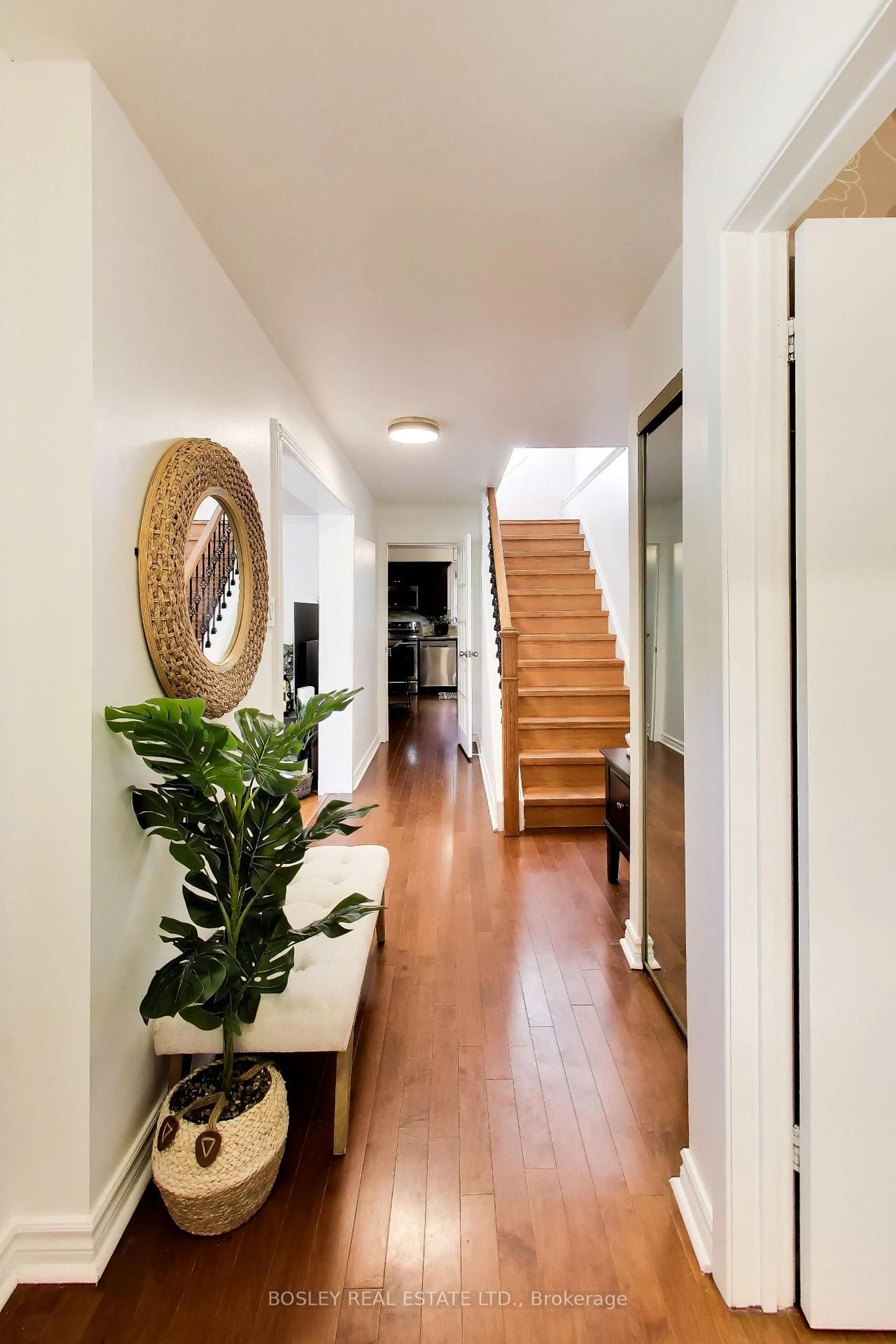 Indoor entryway for 4269 Taffey Cres, Mississauga Ontario L5L 2H1