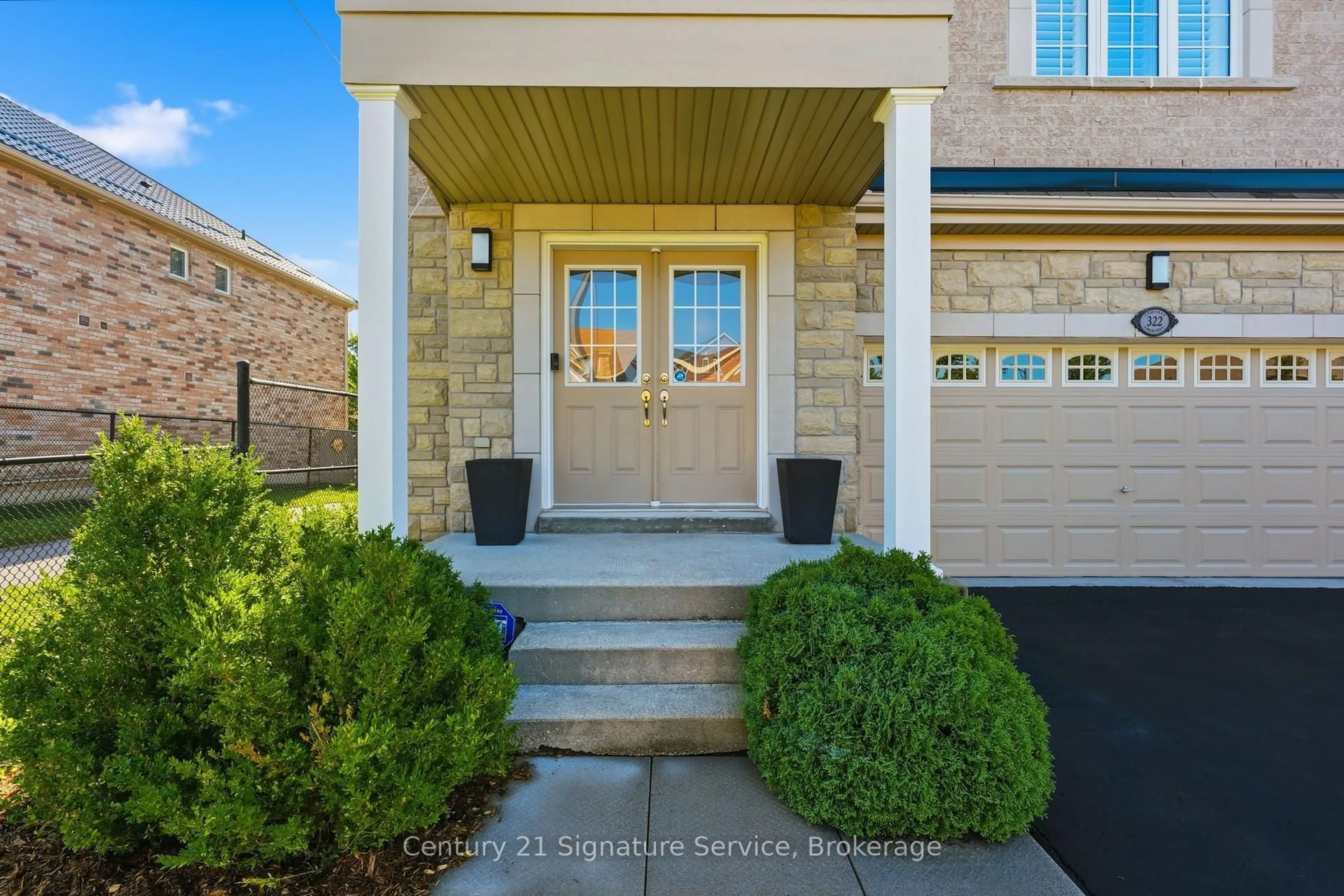 Indoor entryway for 322 Comiskey Cres, Mississauga Ontario L5W 0C5