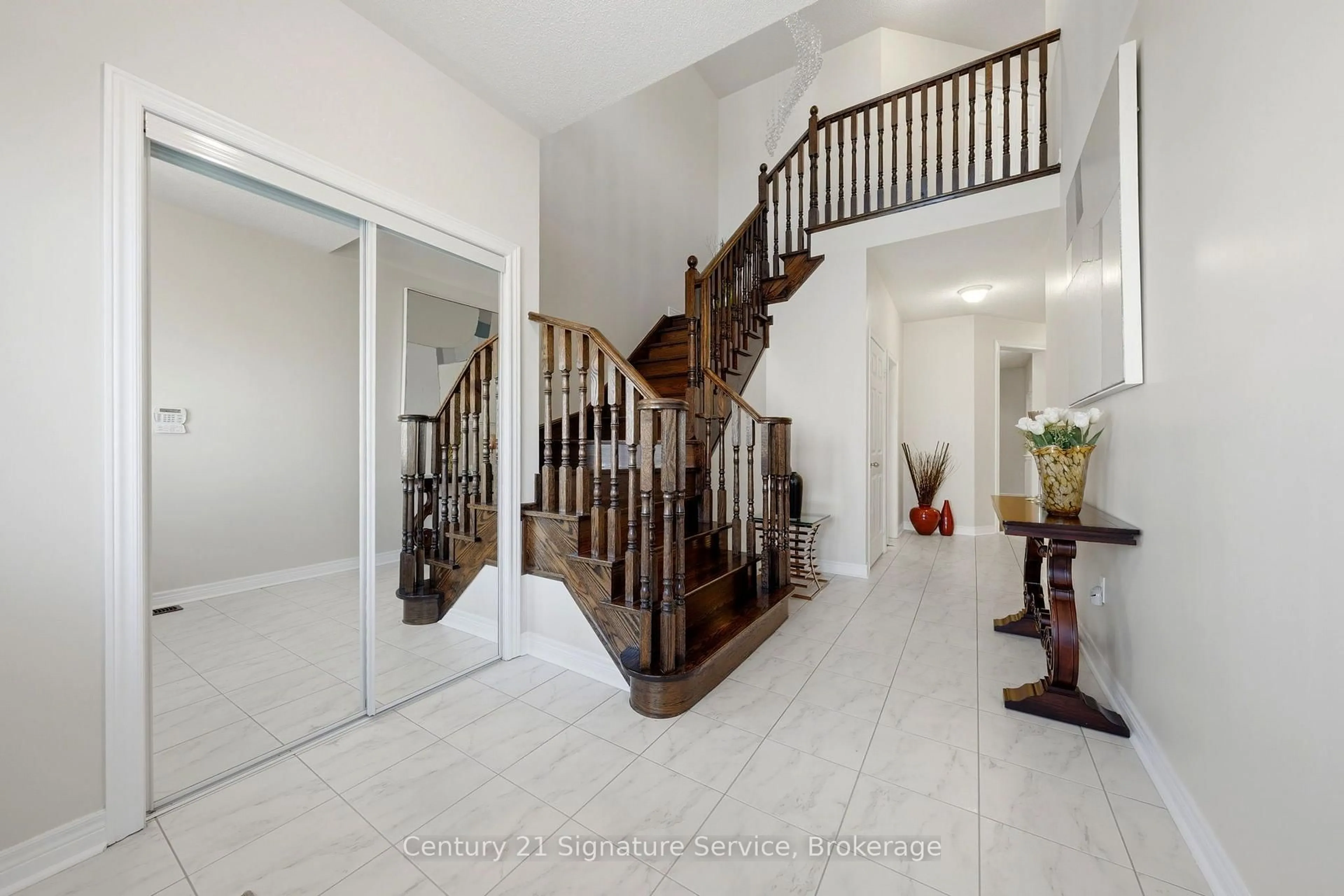 Indoor foyer for 322 Comiskey Cres, Mississauga Ontario L5W 0C5