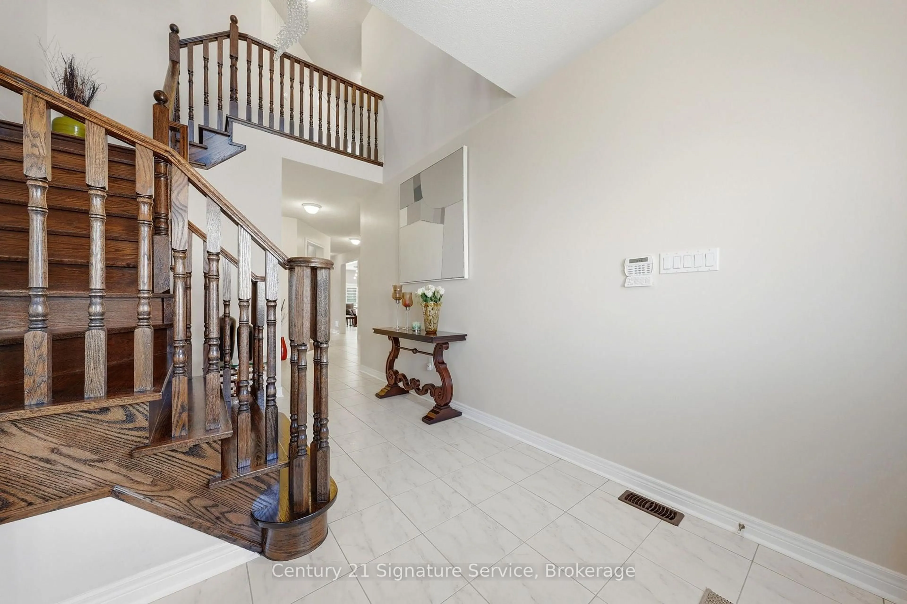 Indoor foyer for 322 Comiskey Cres, Mississauga Ontario L5W 0C5